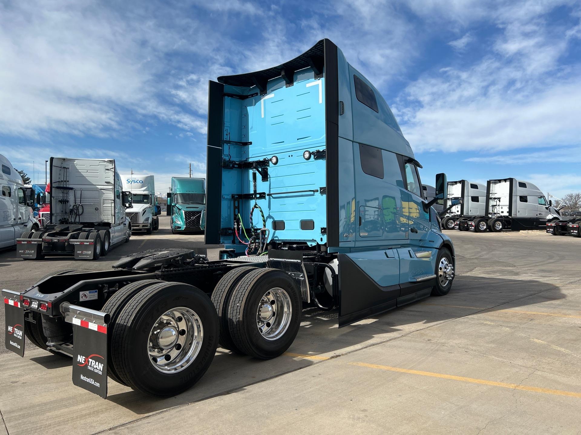 2026 Volvo - image 7