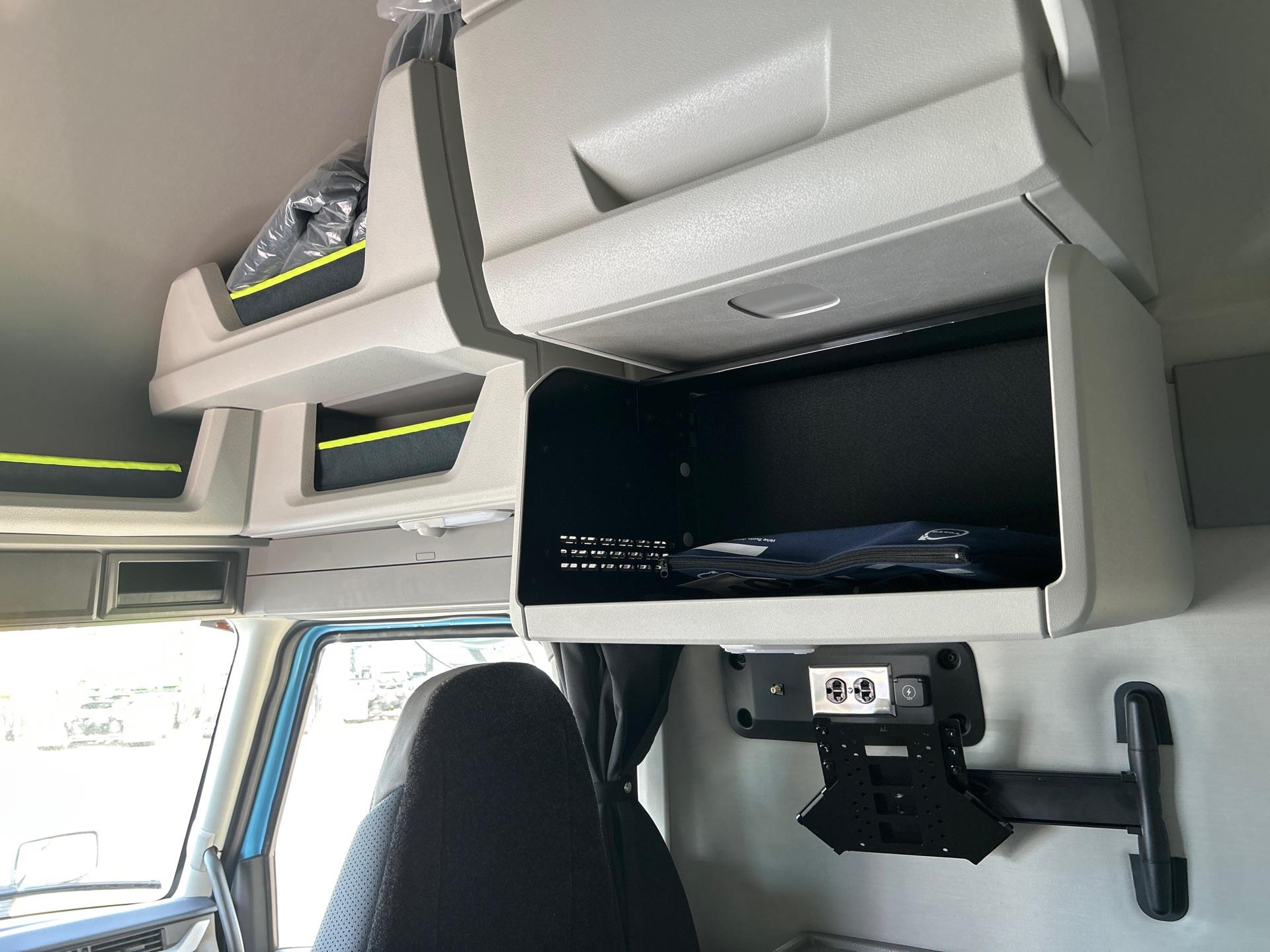 2026 Volvo - image 12