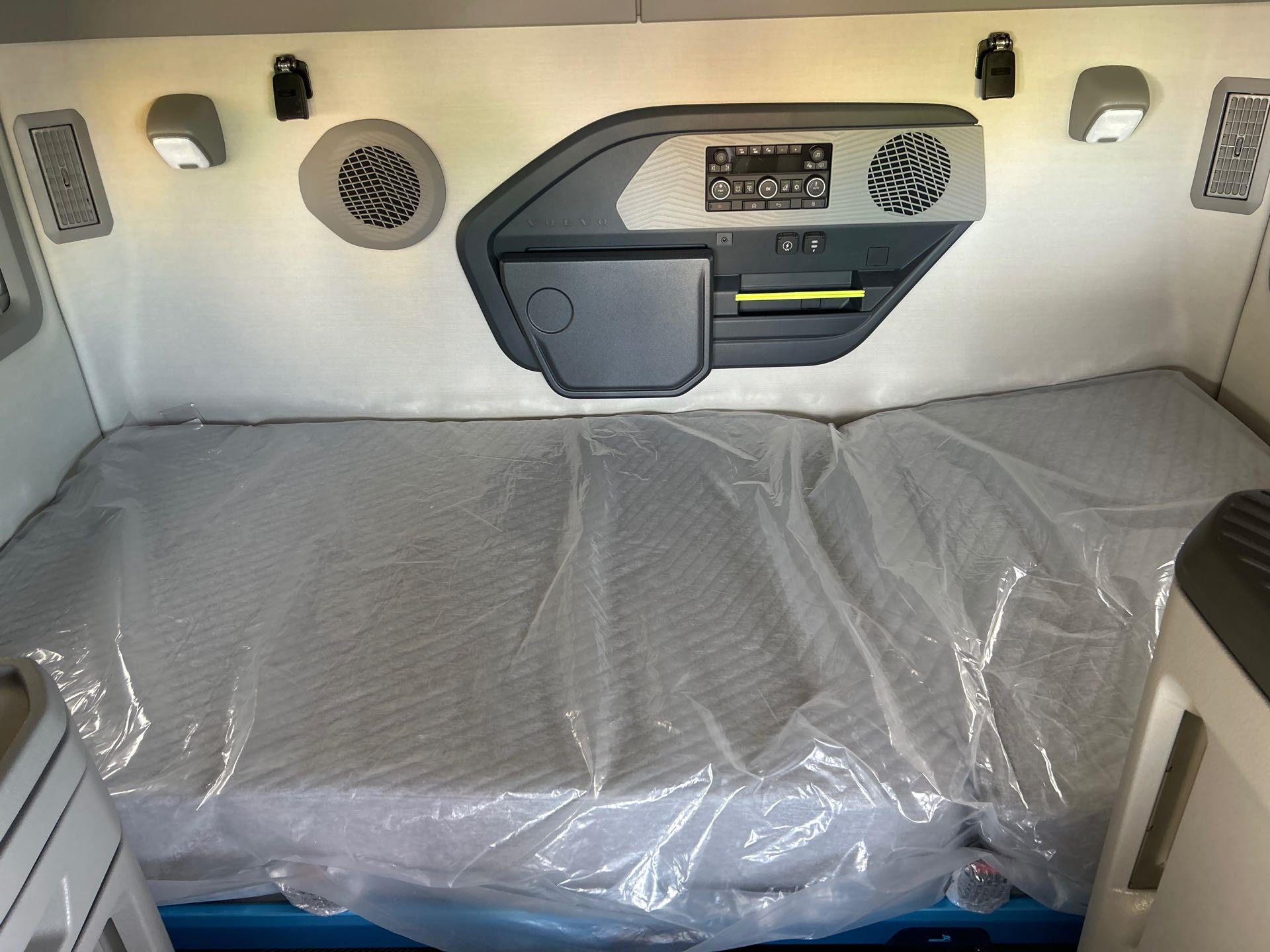 2026 Volvo - image 8