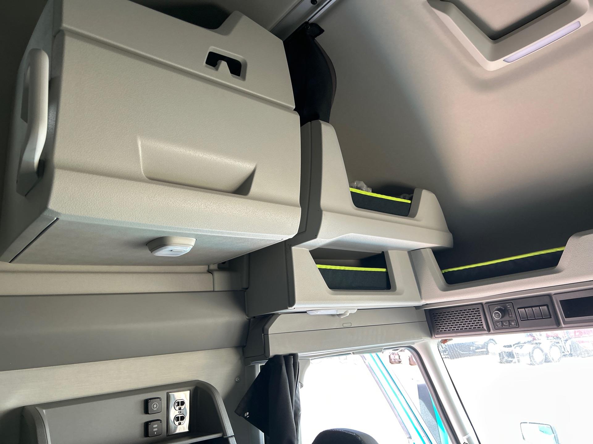 2026 Volvo - image 13