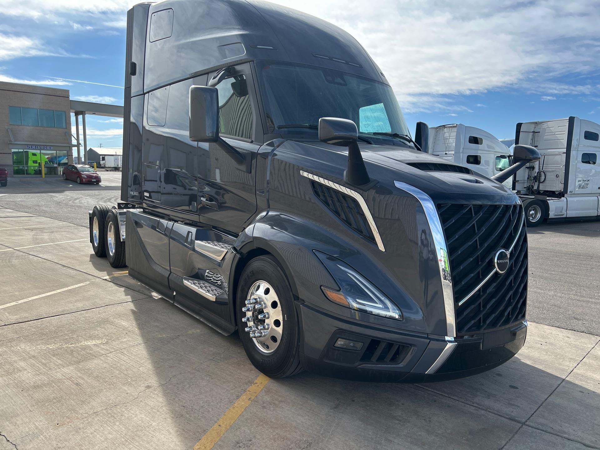 2026 Volvo - image 5