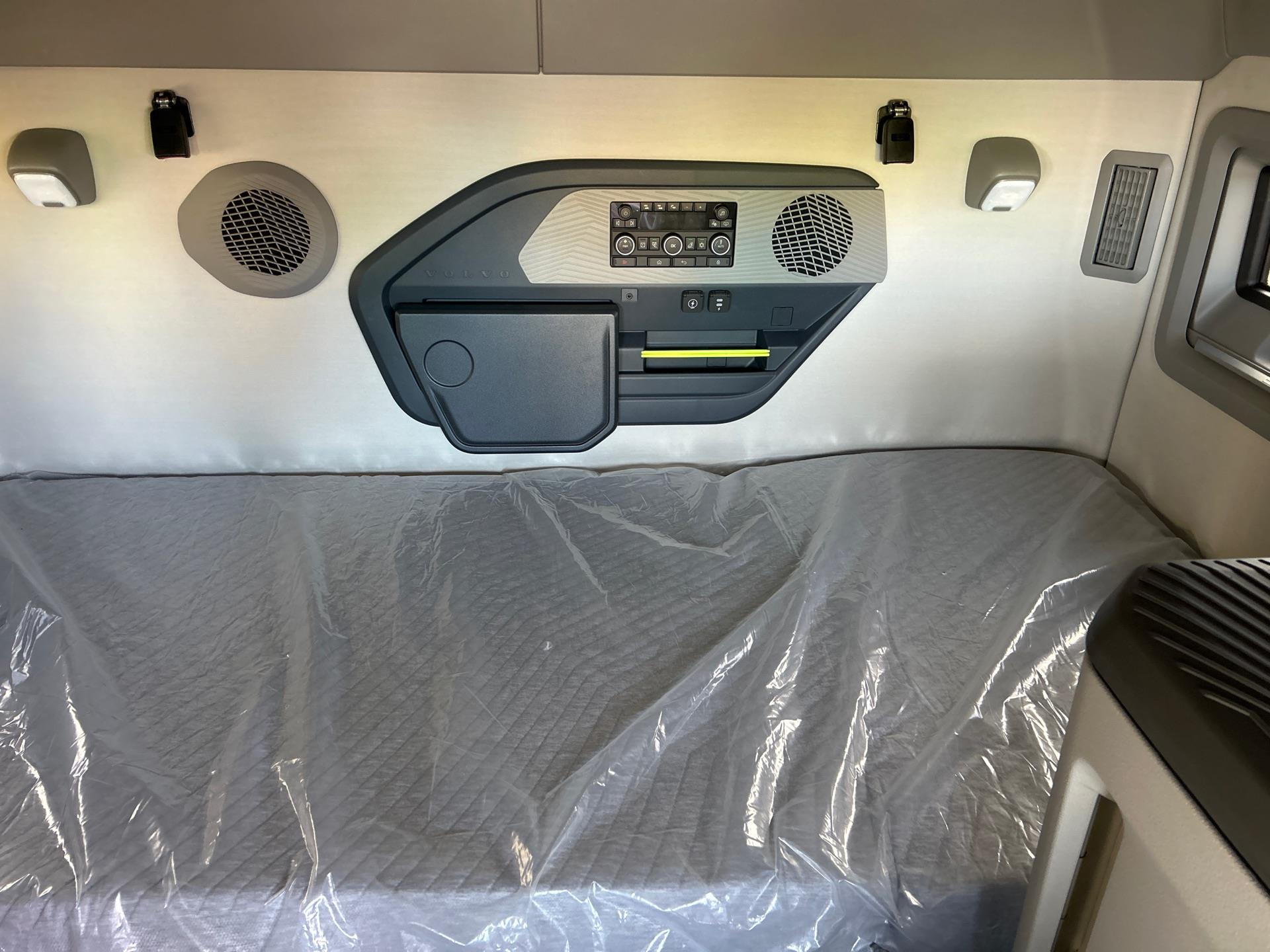 2026 Volvo - image 7