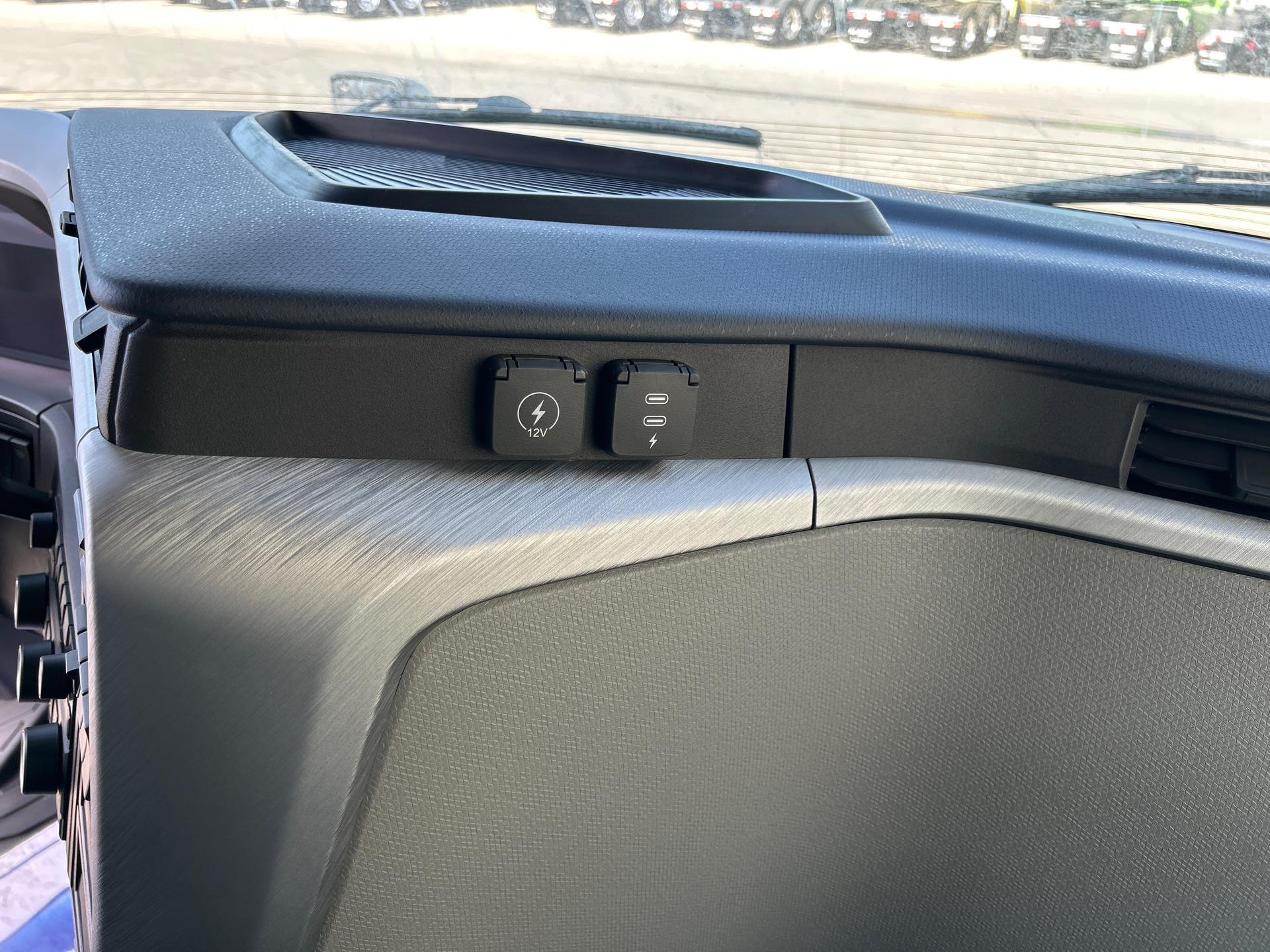 2026 Volvo - image 14