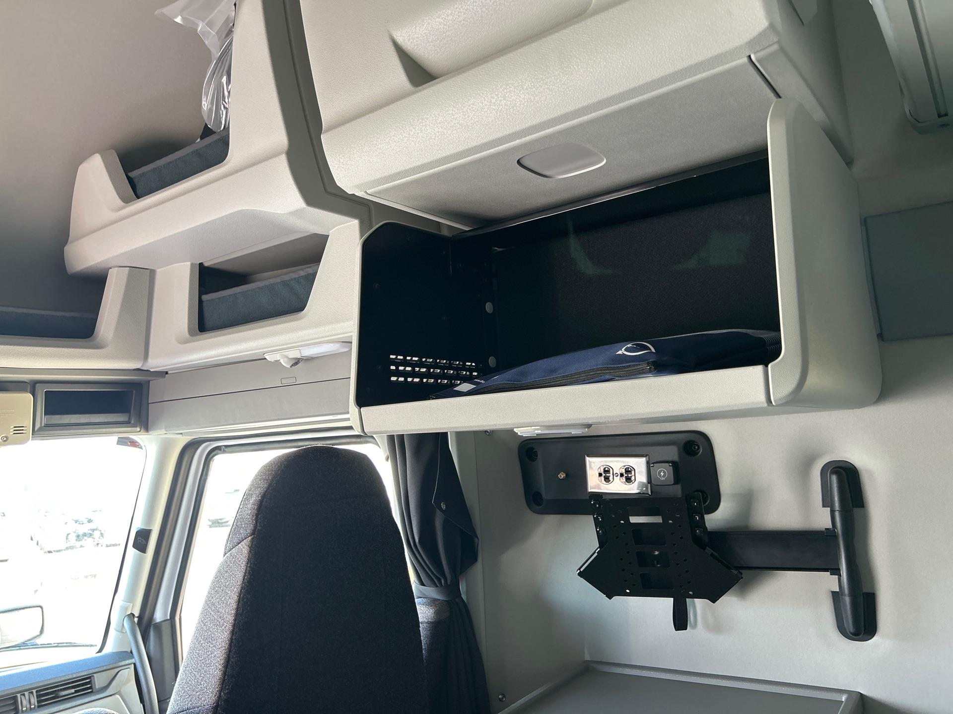 2026 Volvo - image 13