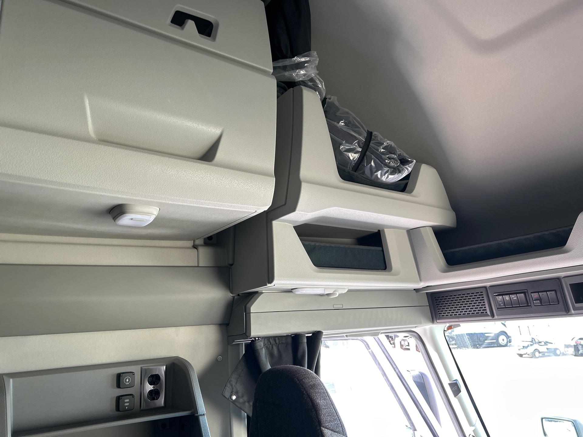 2026 Volvo - image 15