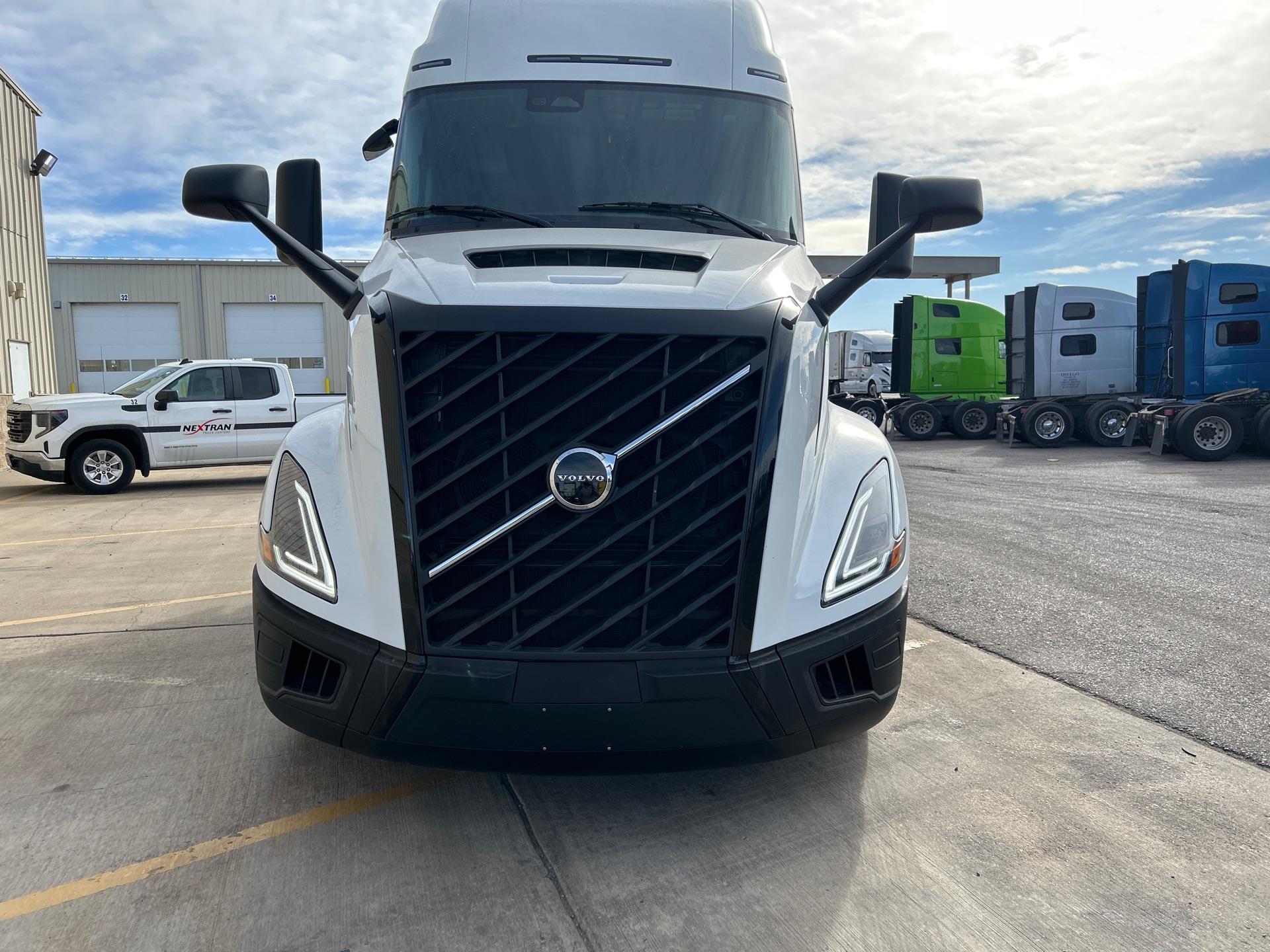 2026 Volvo - image 7