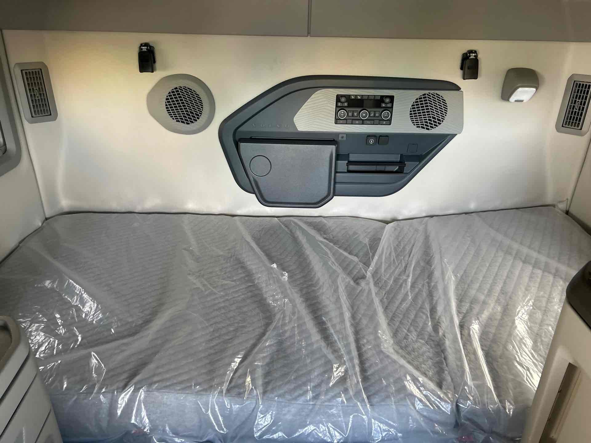 2026 Volvo - image 9