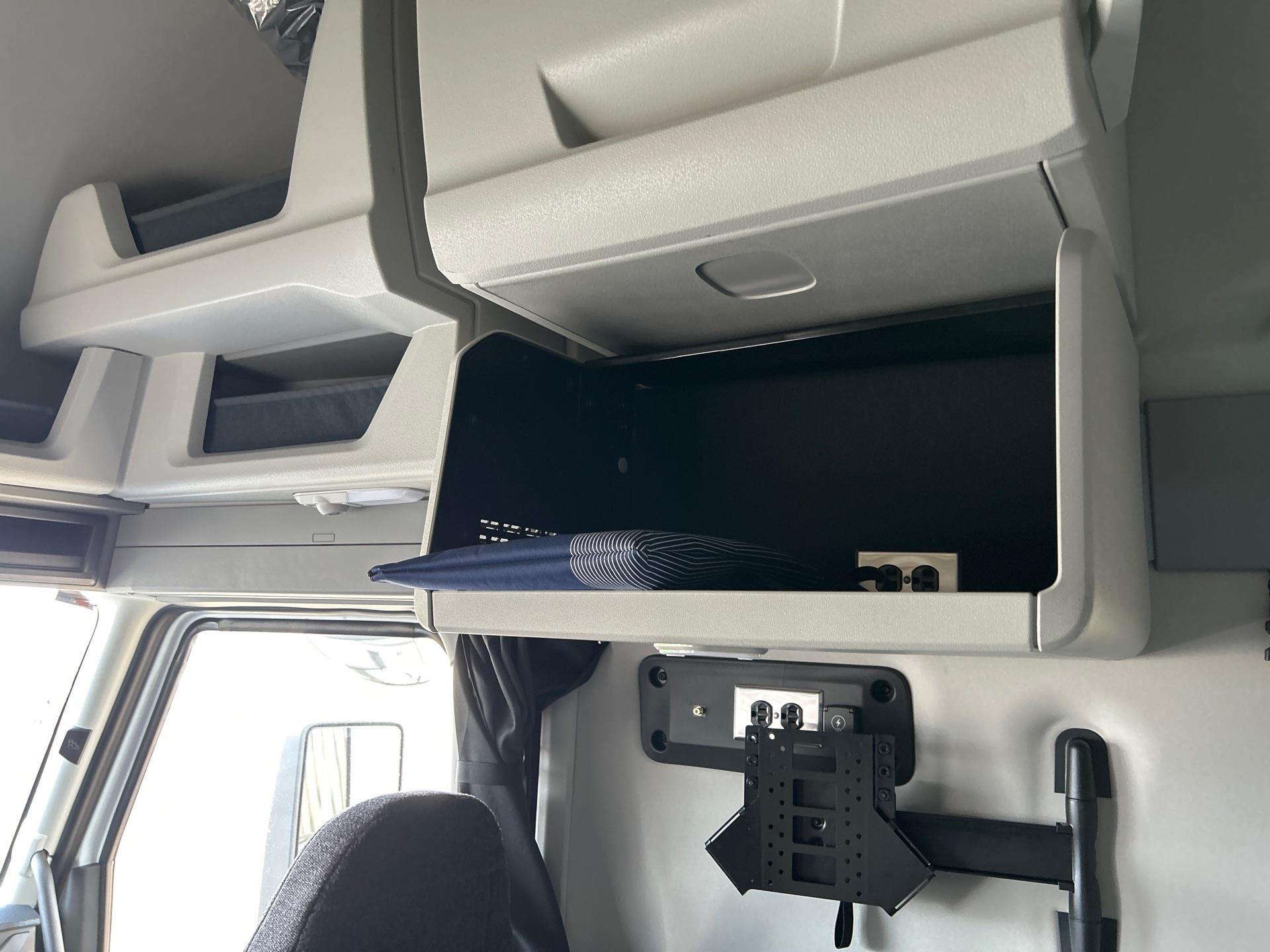 2026 Volvo - image 12