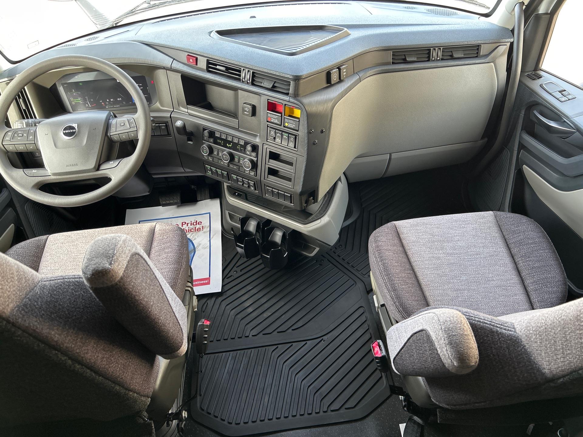 2026 Volvo - image 15