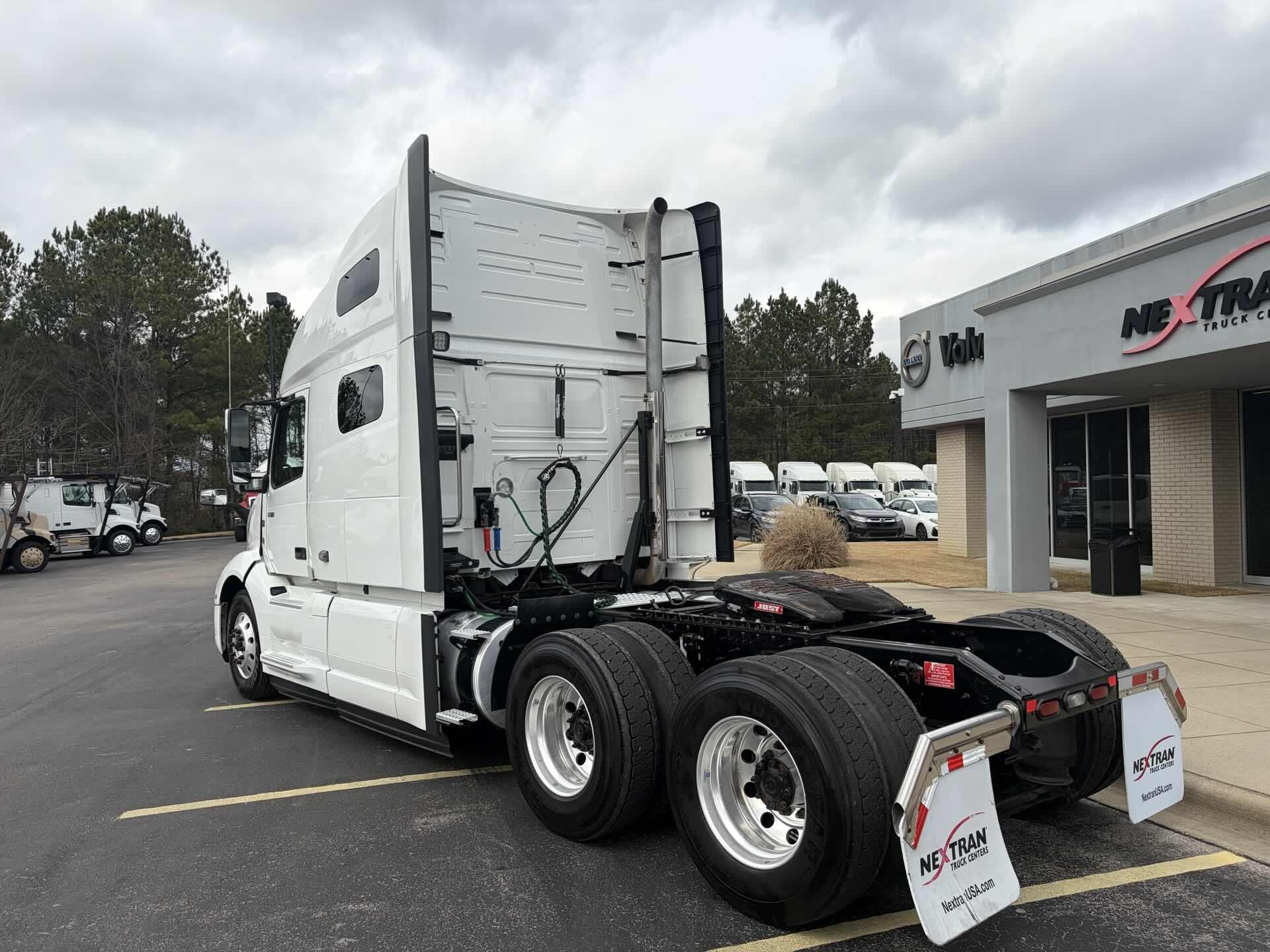 2022 Volvo - image 8