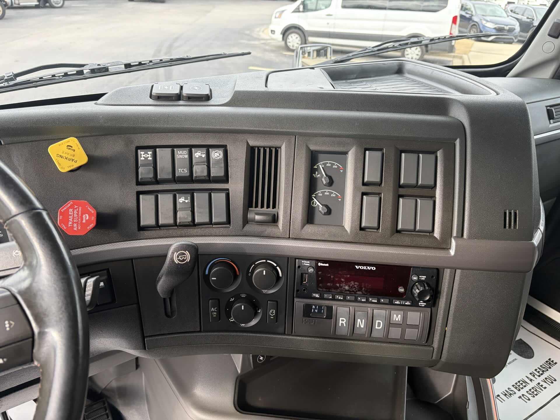 2022 Volvo - image 16