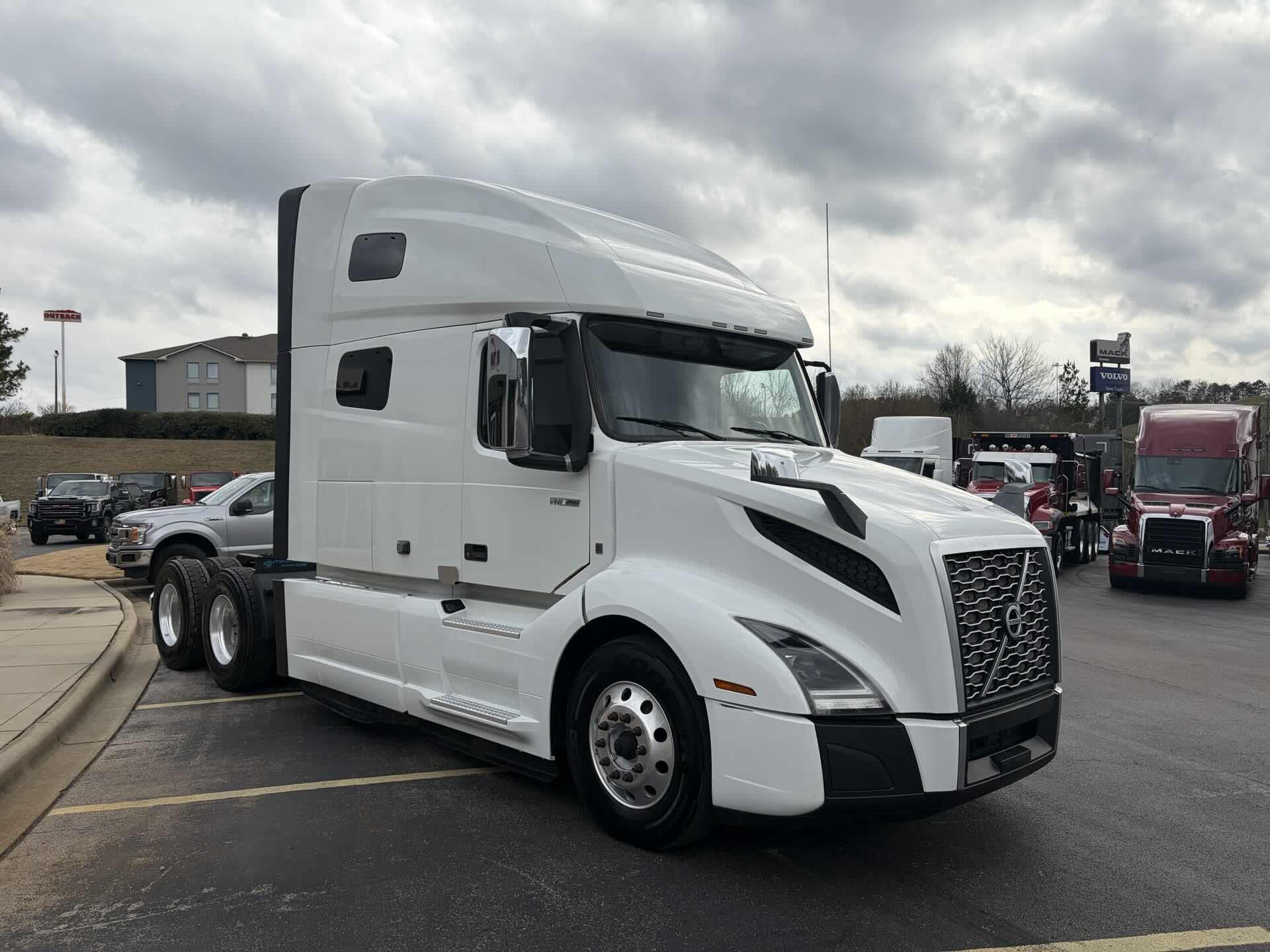 2022 Volvo - image 4