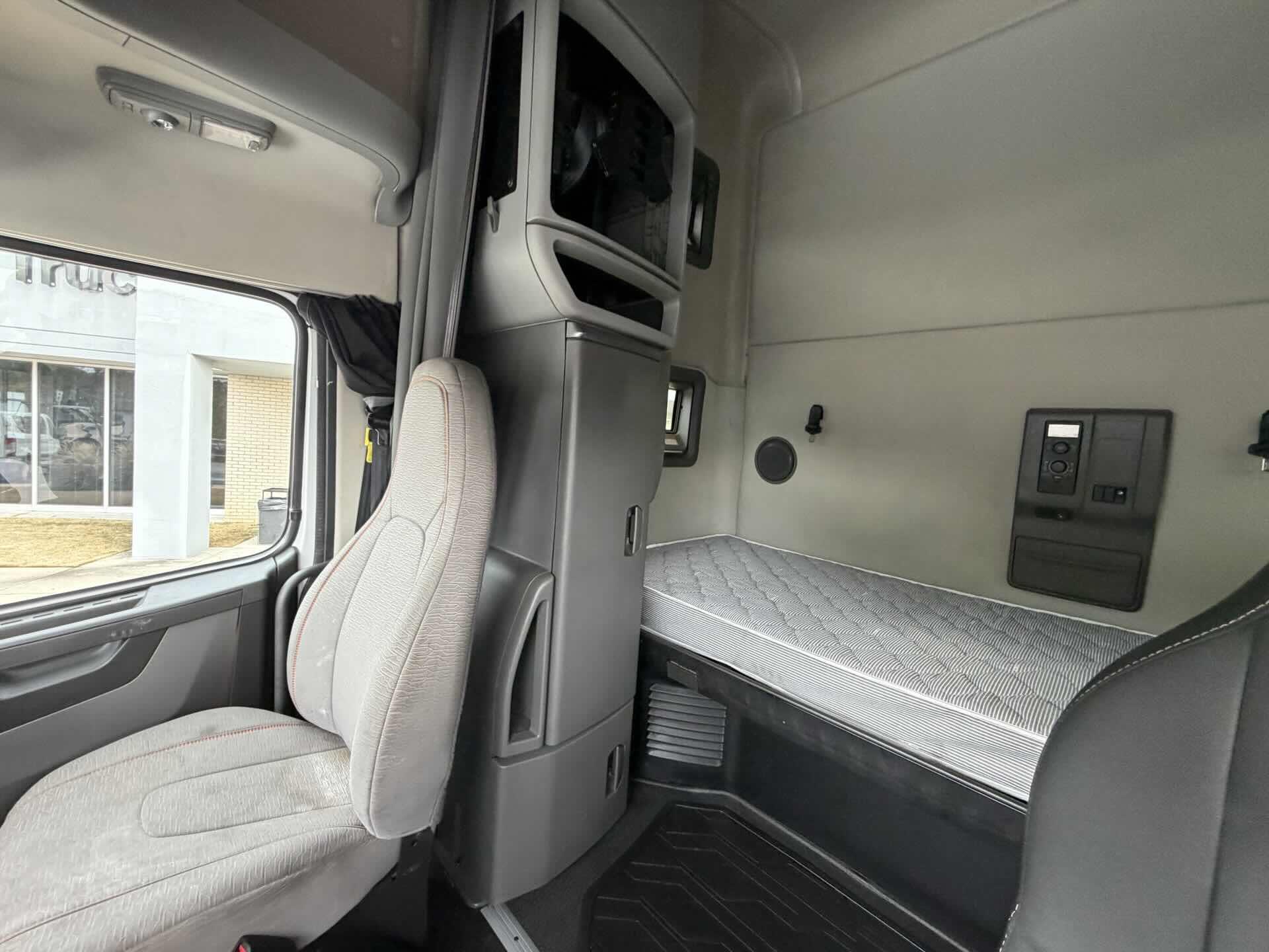 2022 Volvo - image 18