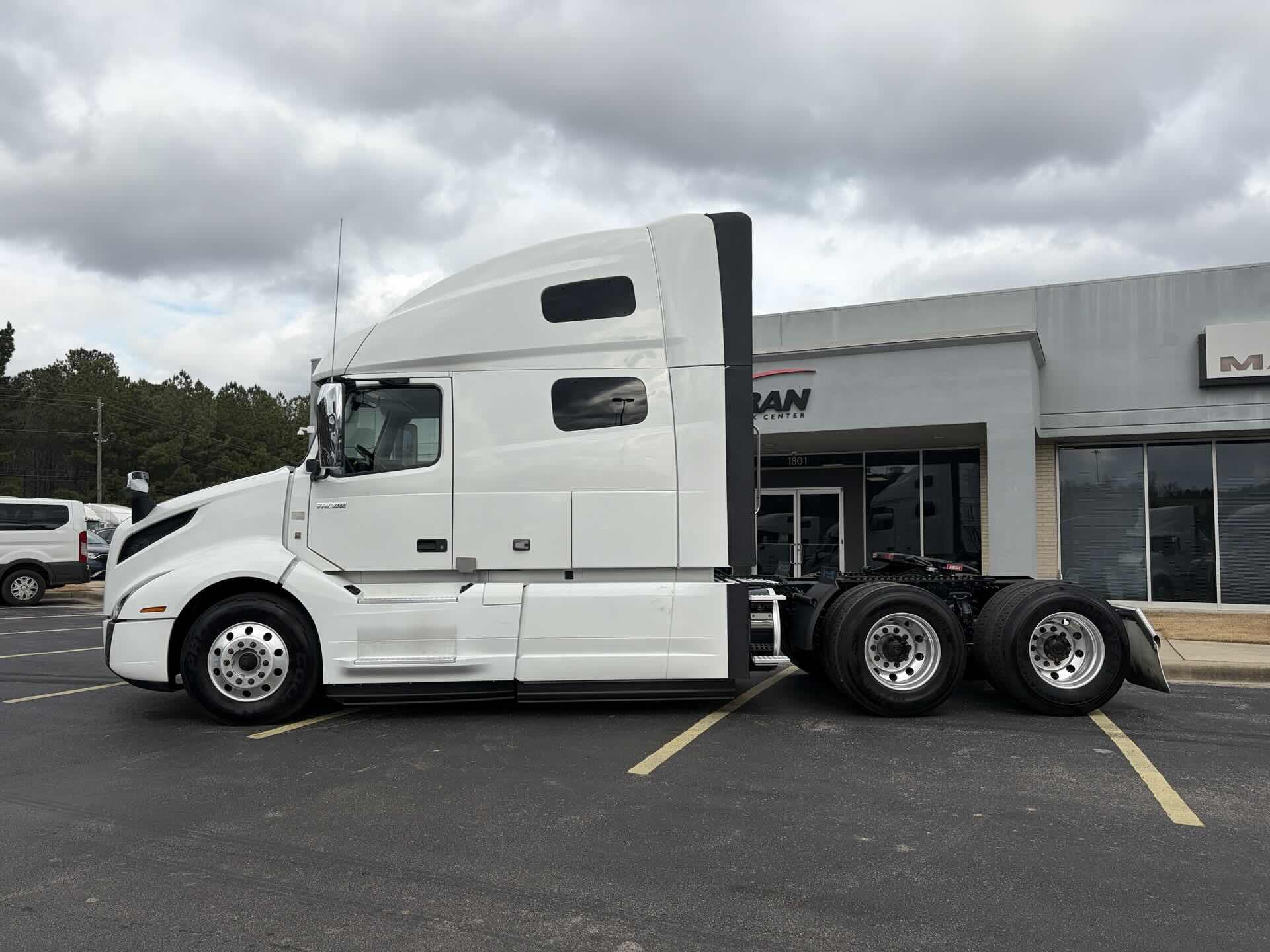 2022 Volvo - image 9