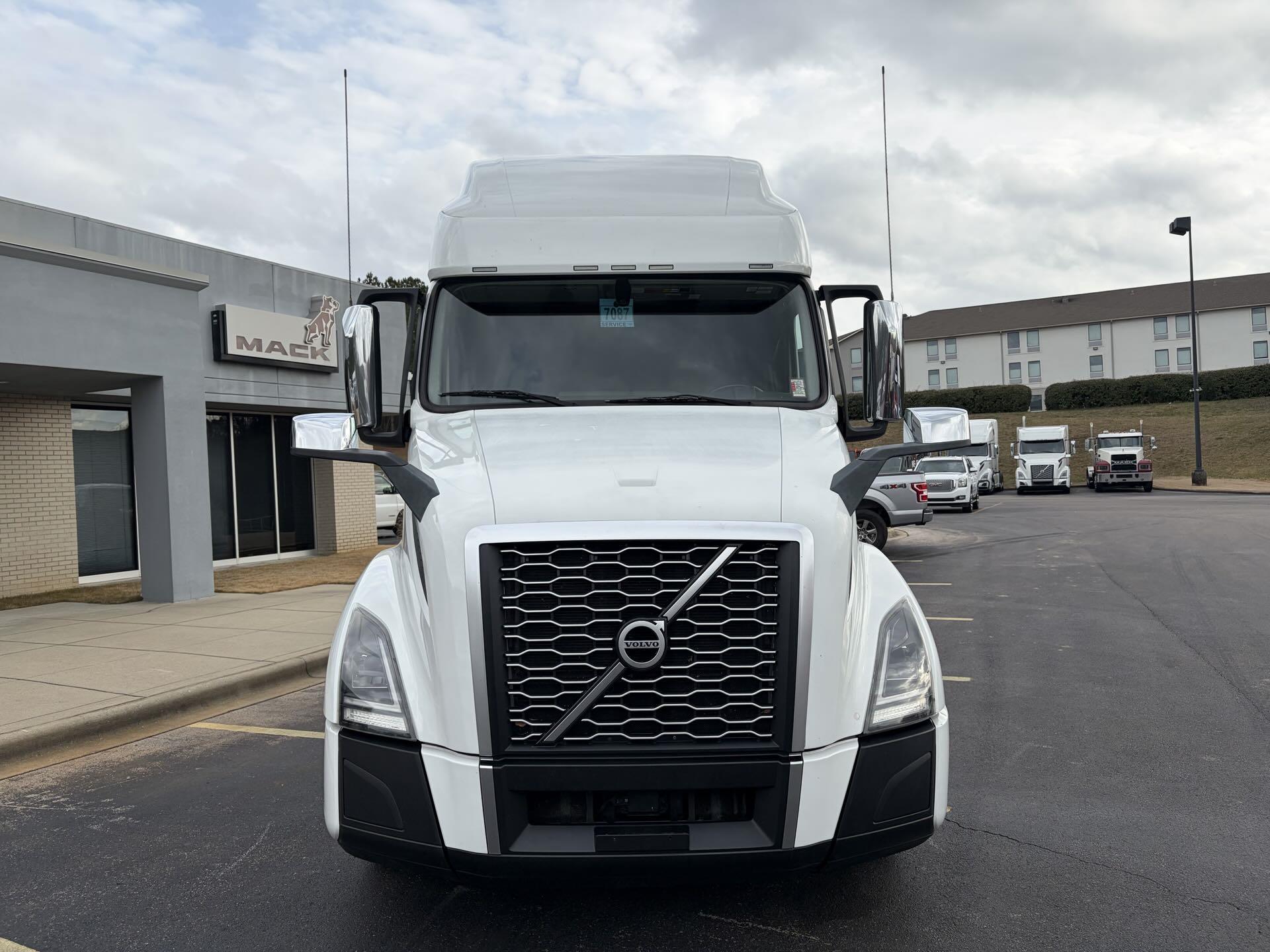 2022 Volvo - image 3