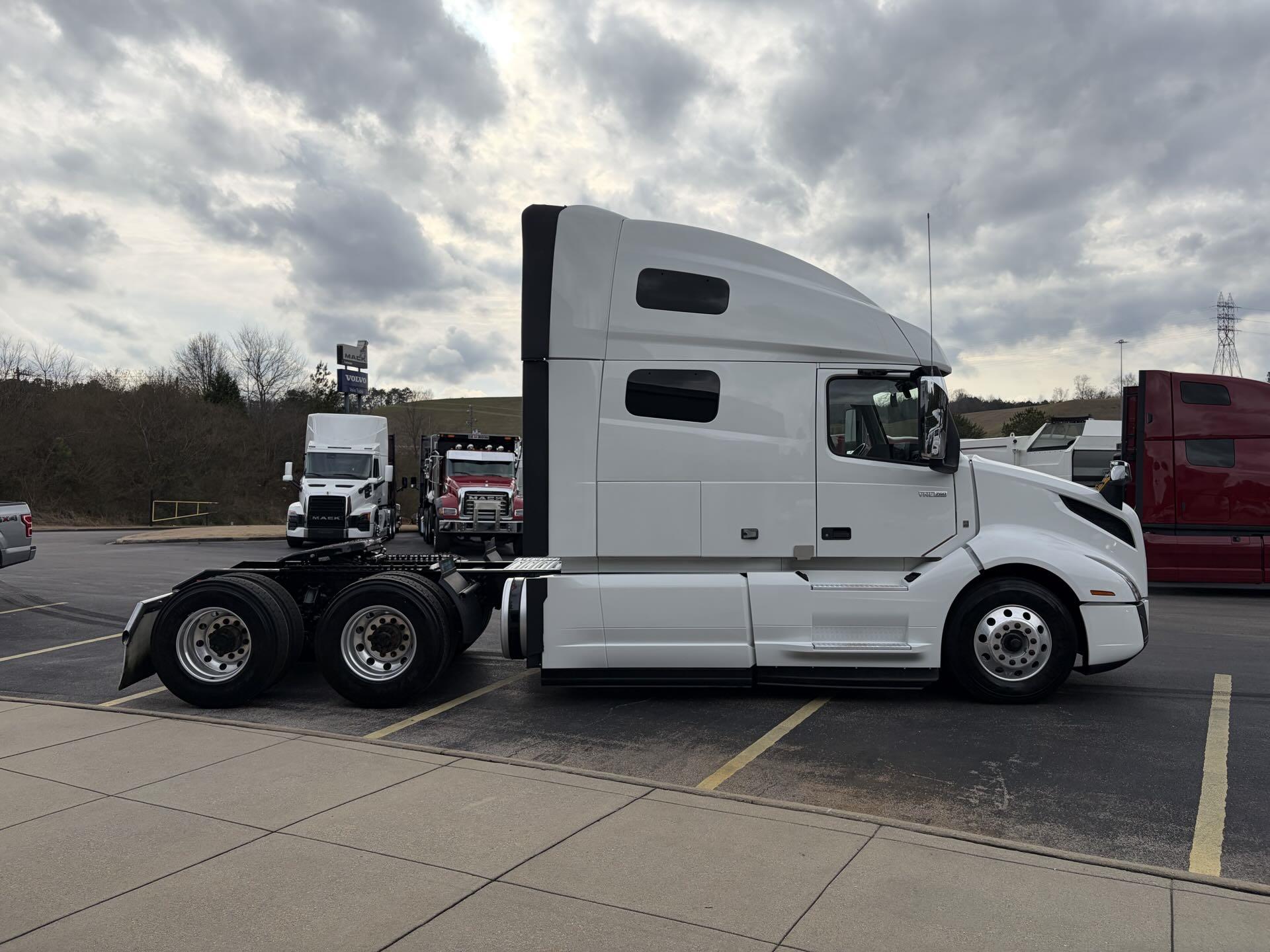 2022 Volvo - image 5