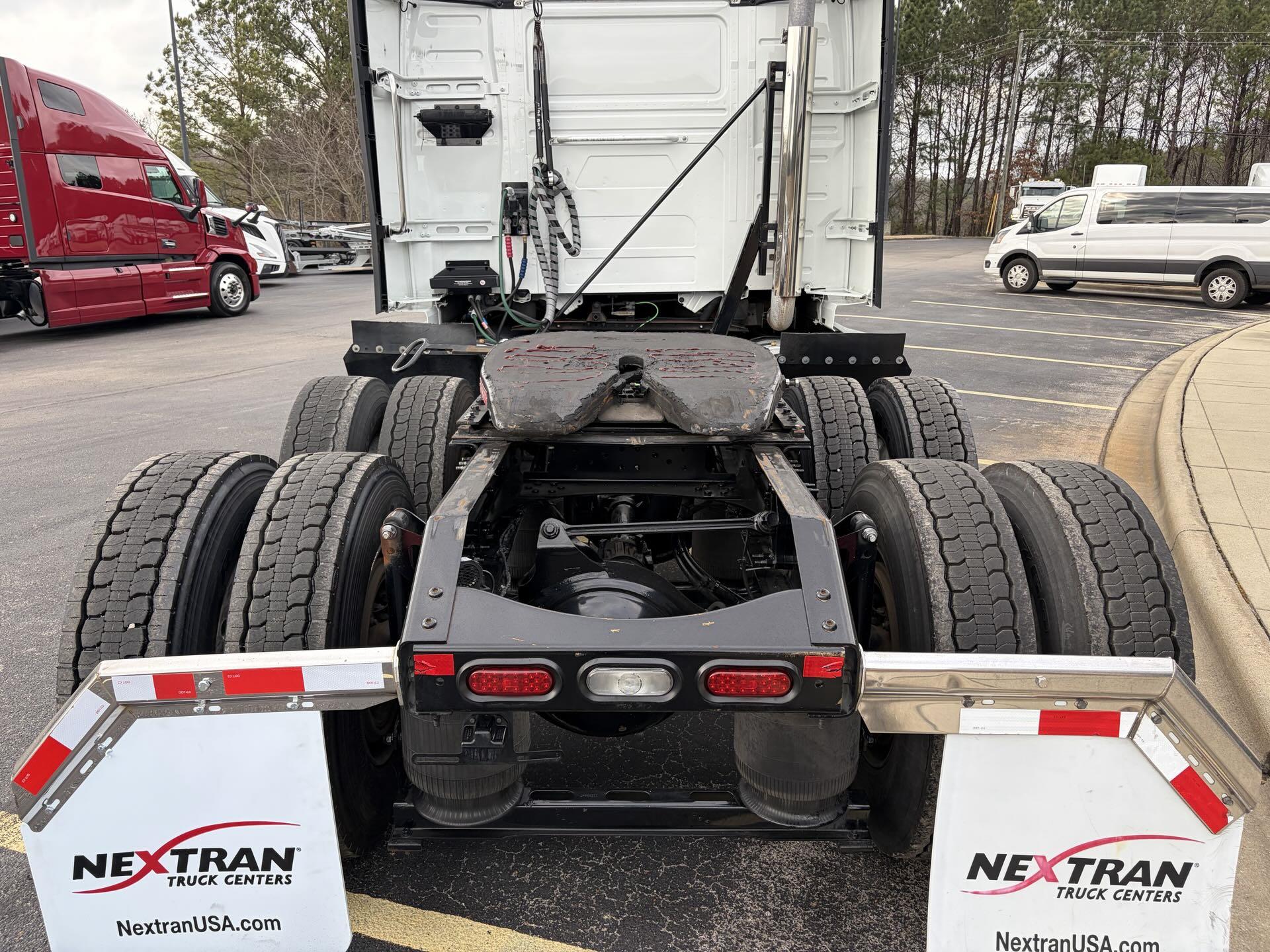 2022 Volvo - image 7