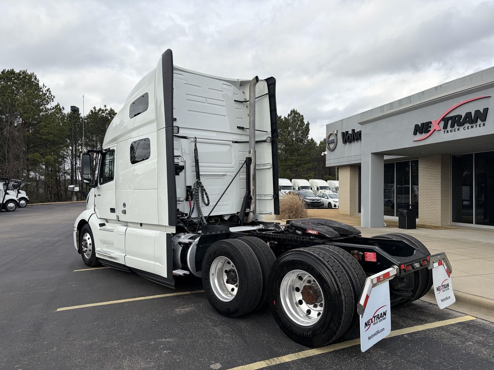 2022 Volvo - image 8