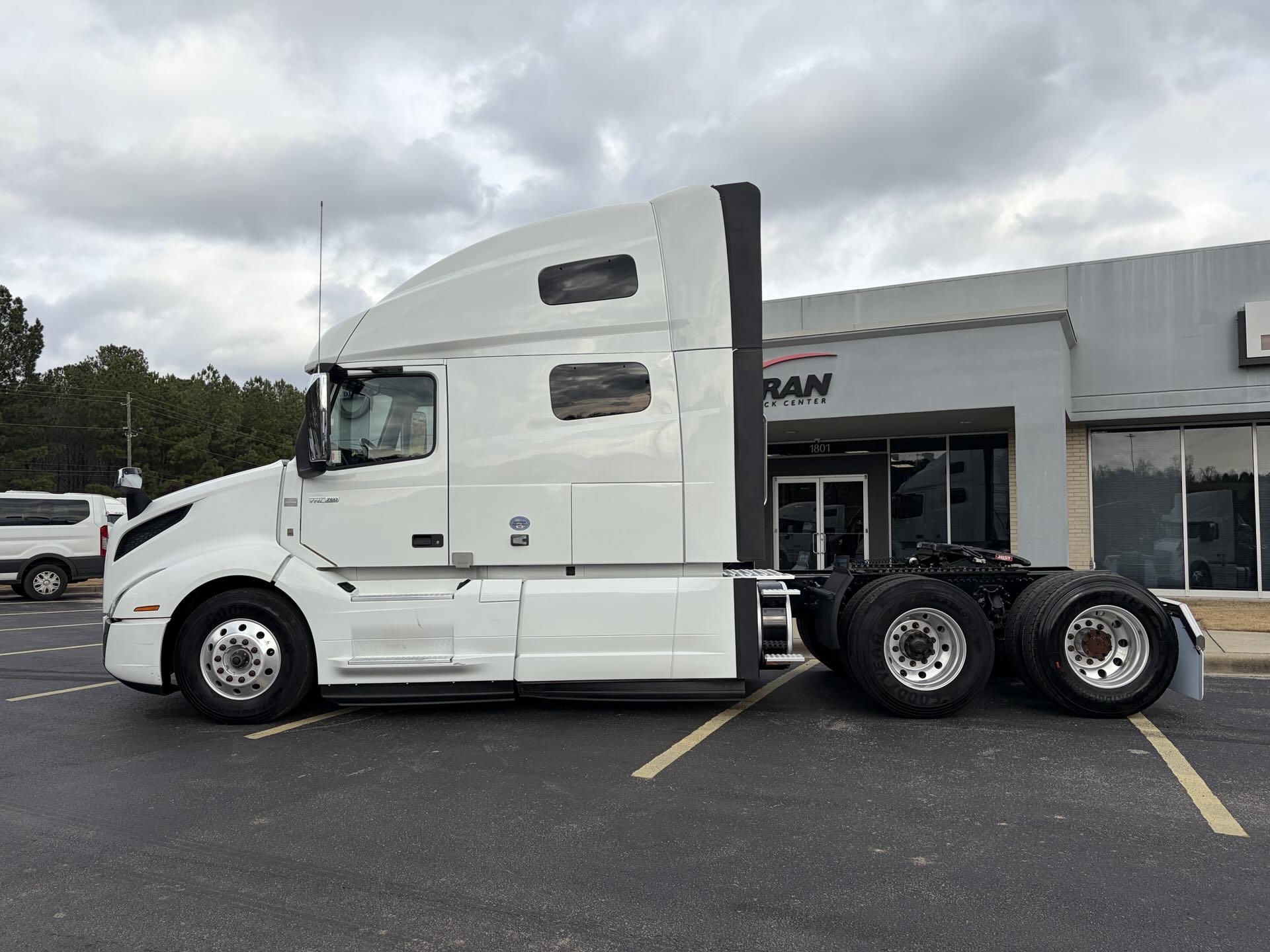 2022 Volvo - image 9