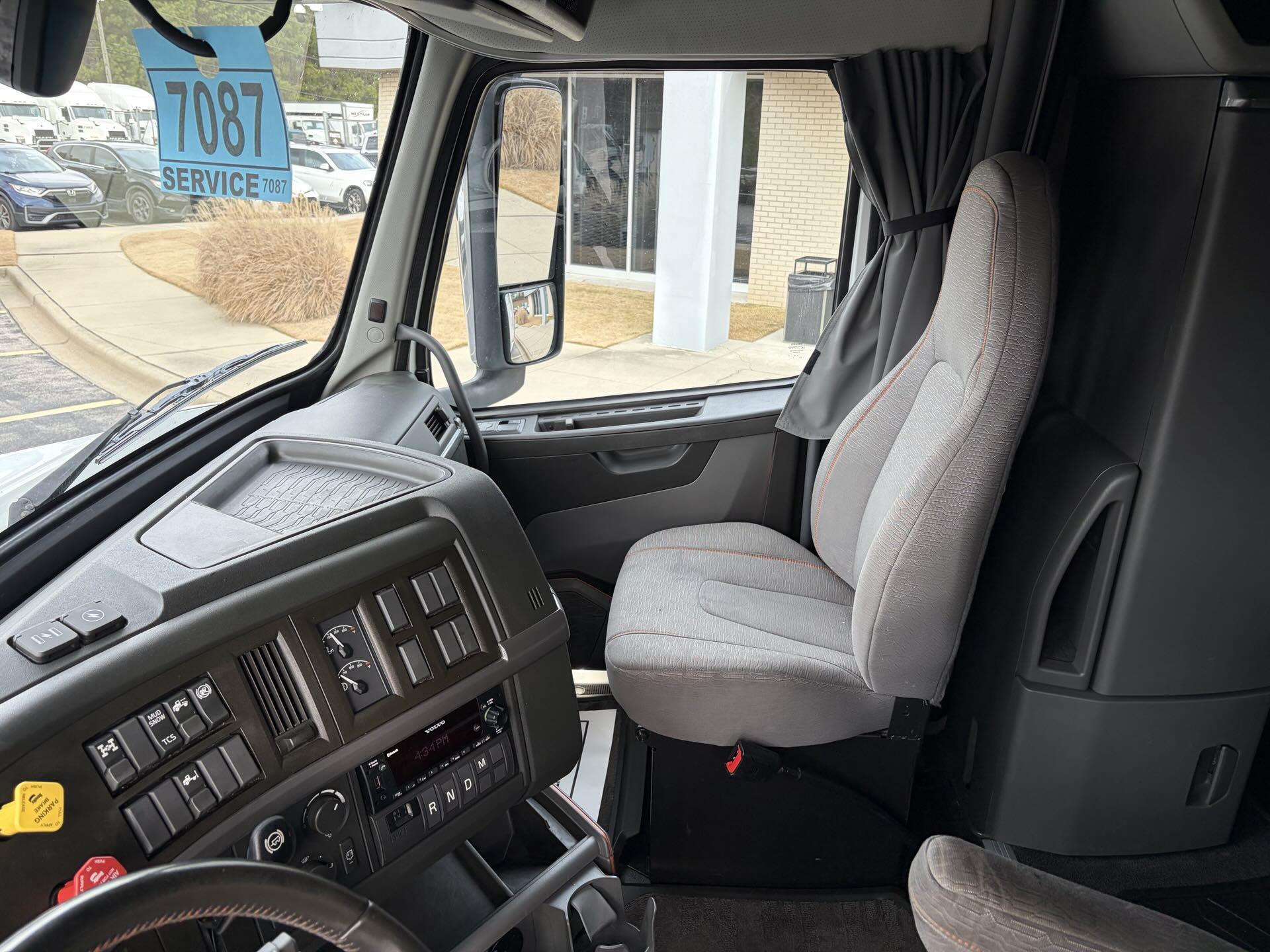 2022 Volvo - image 15