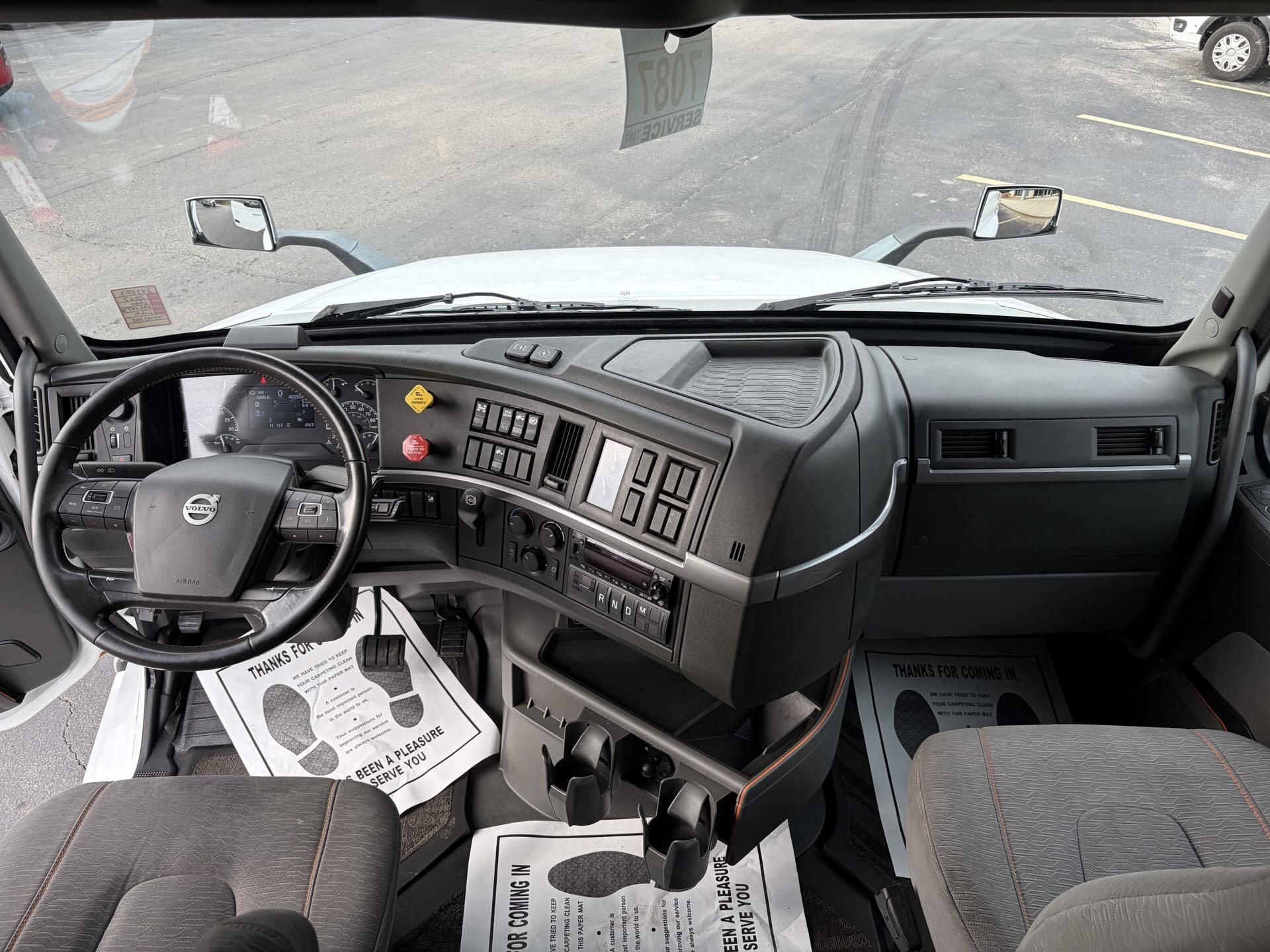 2022 Volvo - image 17
