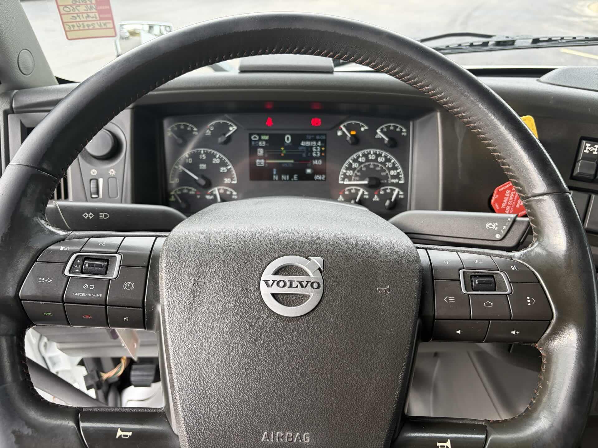 2022 Volvo - image 15