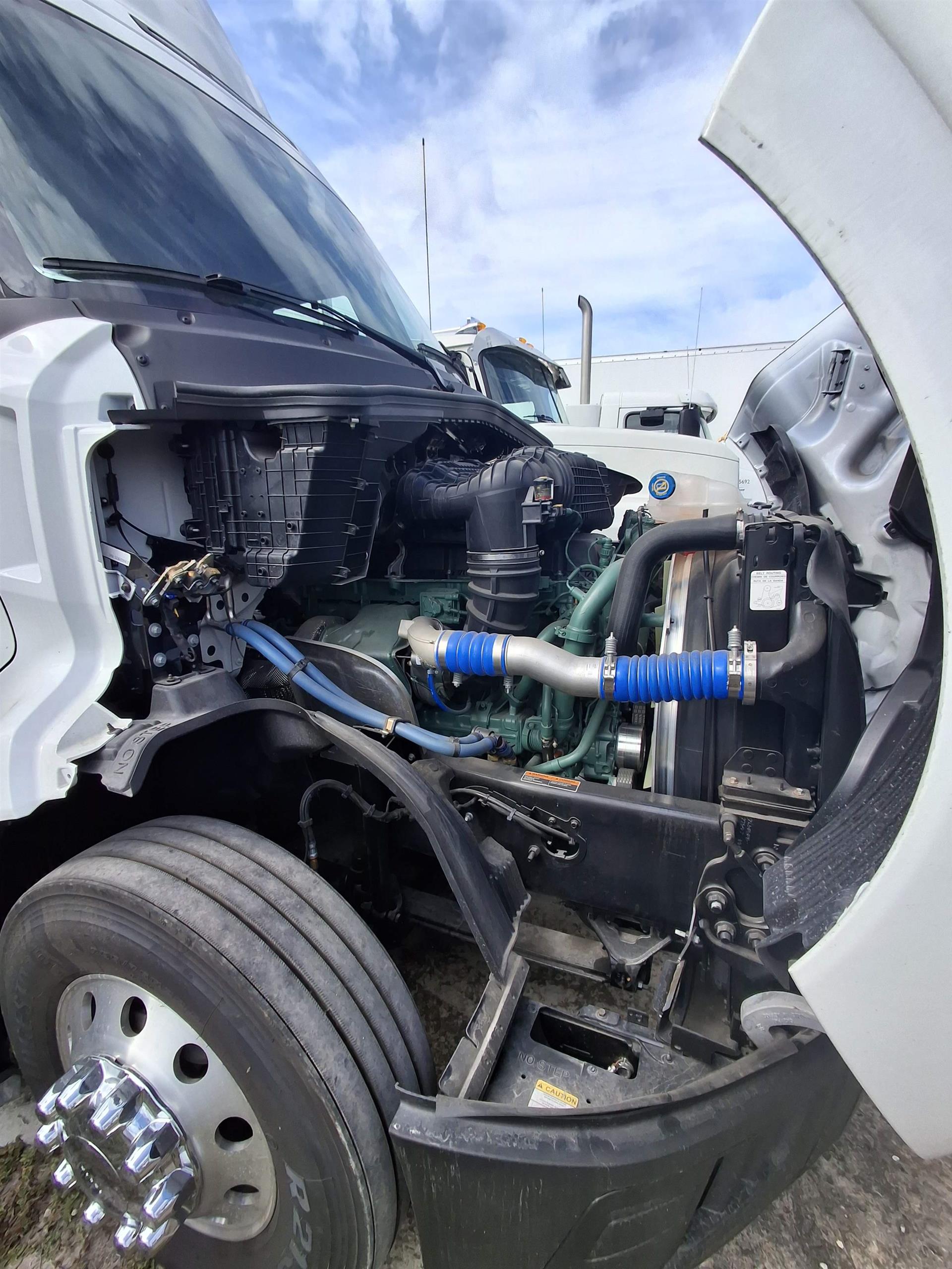 2025 Volvo - image 4