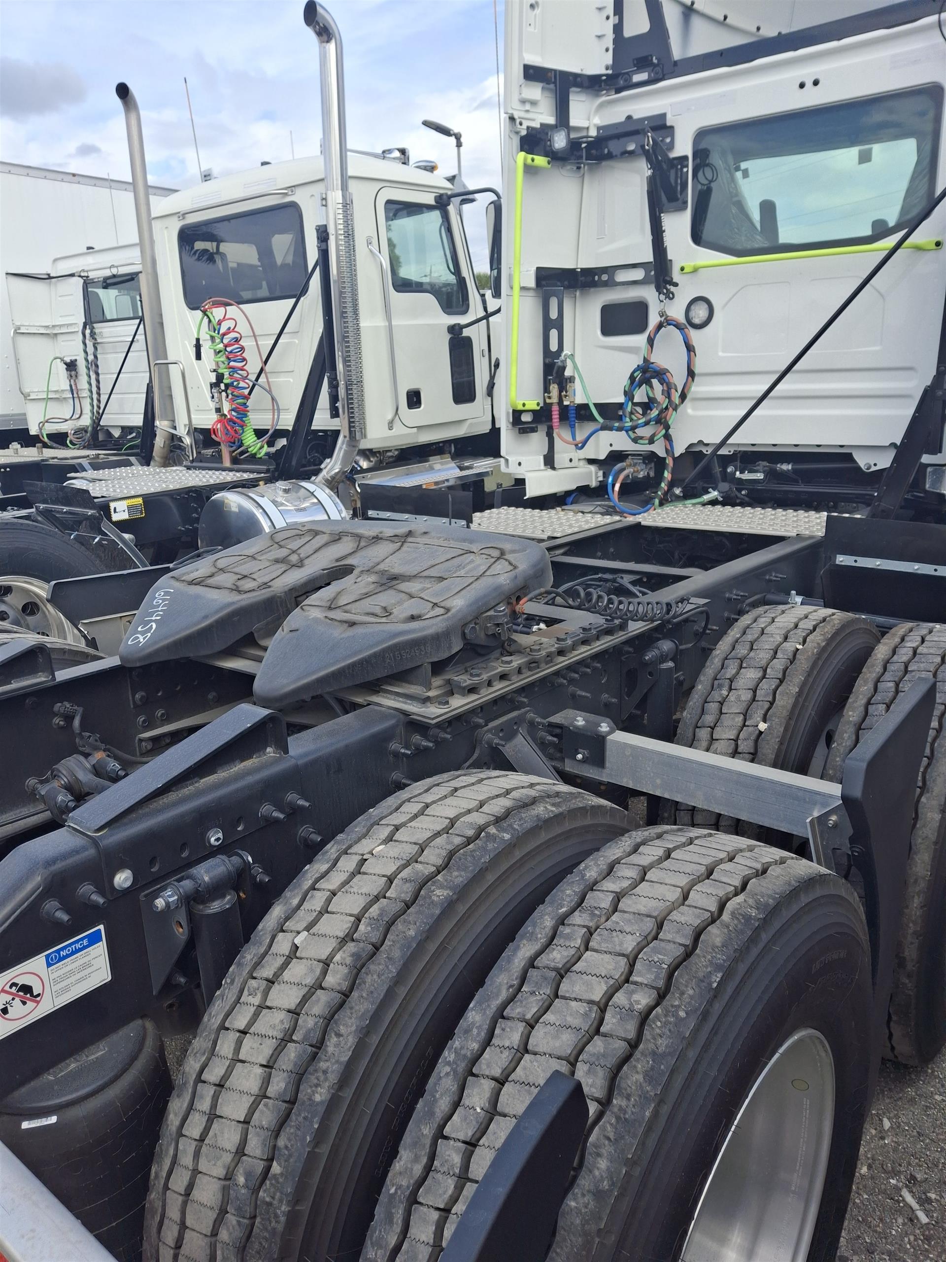 2025 Volvo - image 5