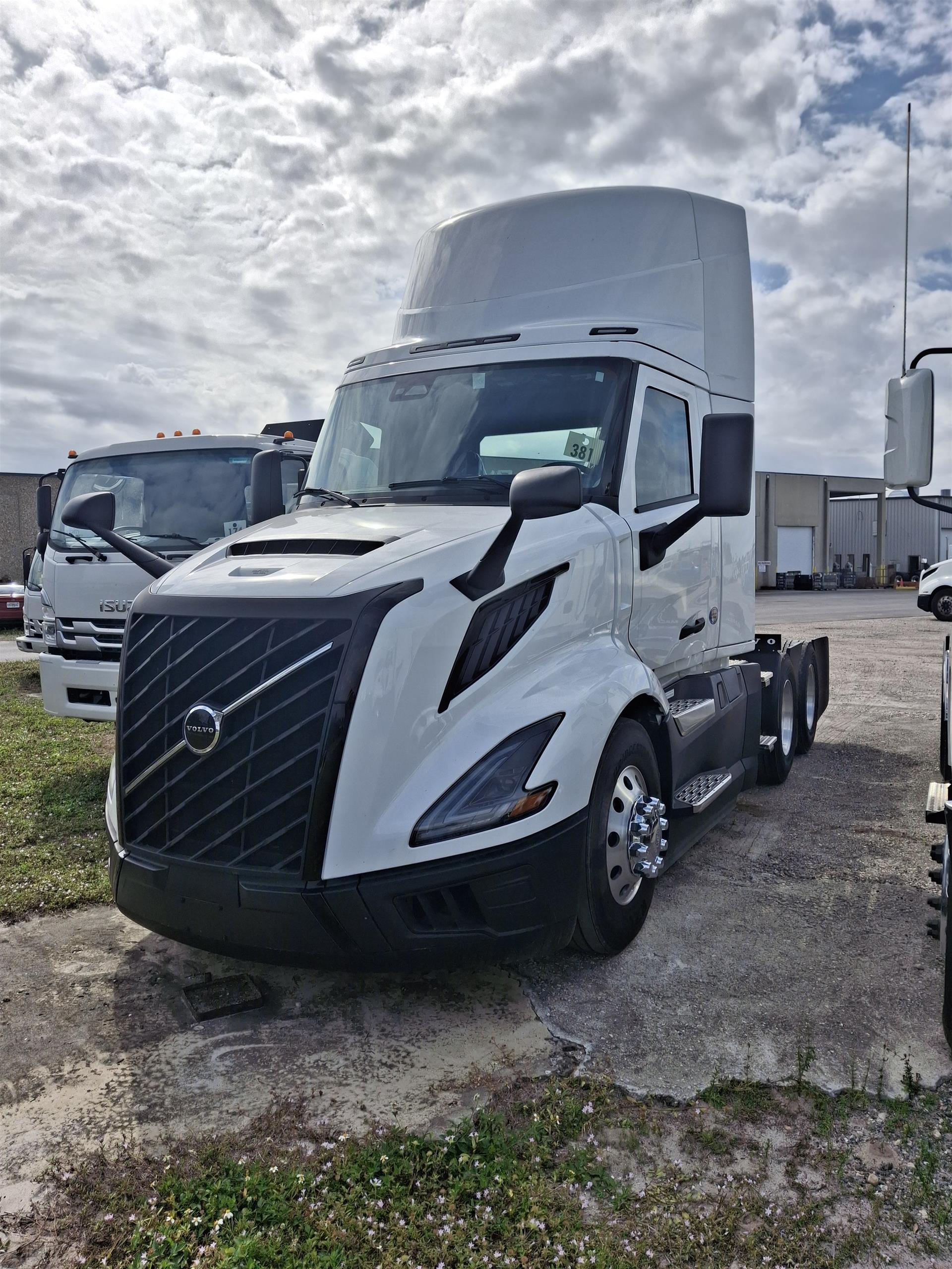 2025 Volvo VNL64T300
