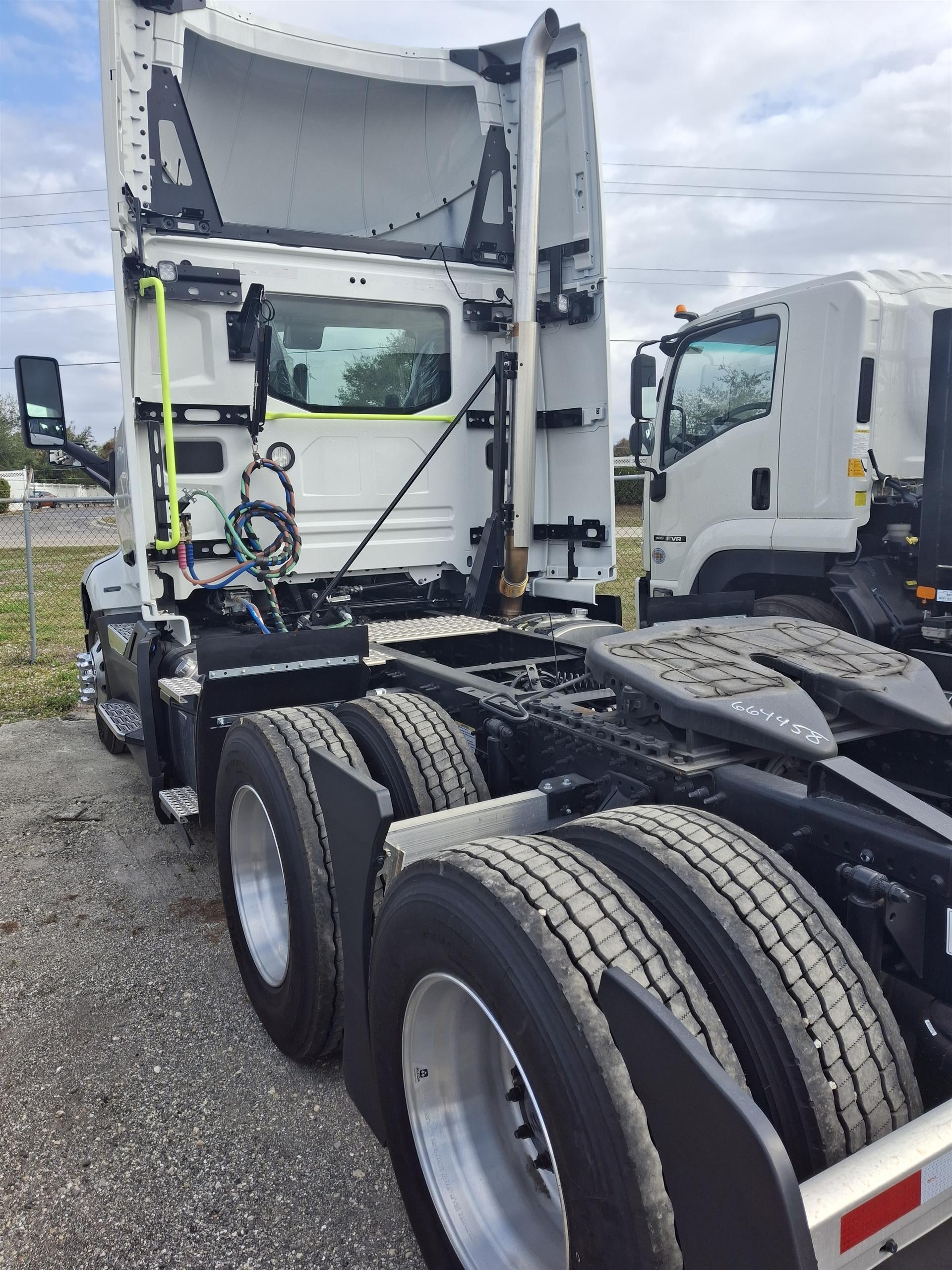 2025 Volvo - image 6