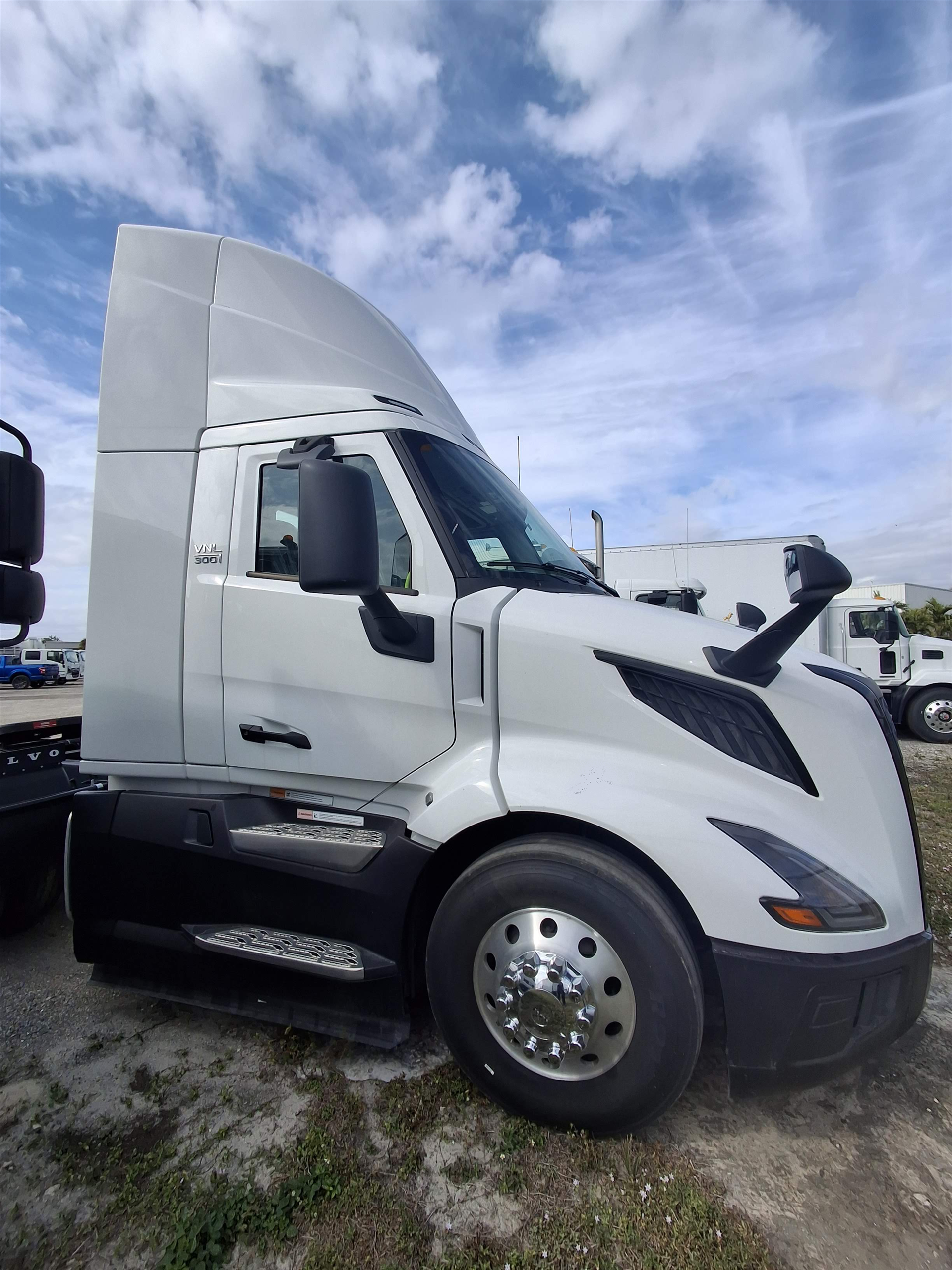 2025 Volvo - image 2