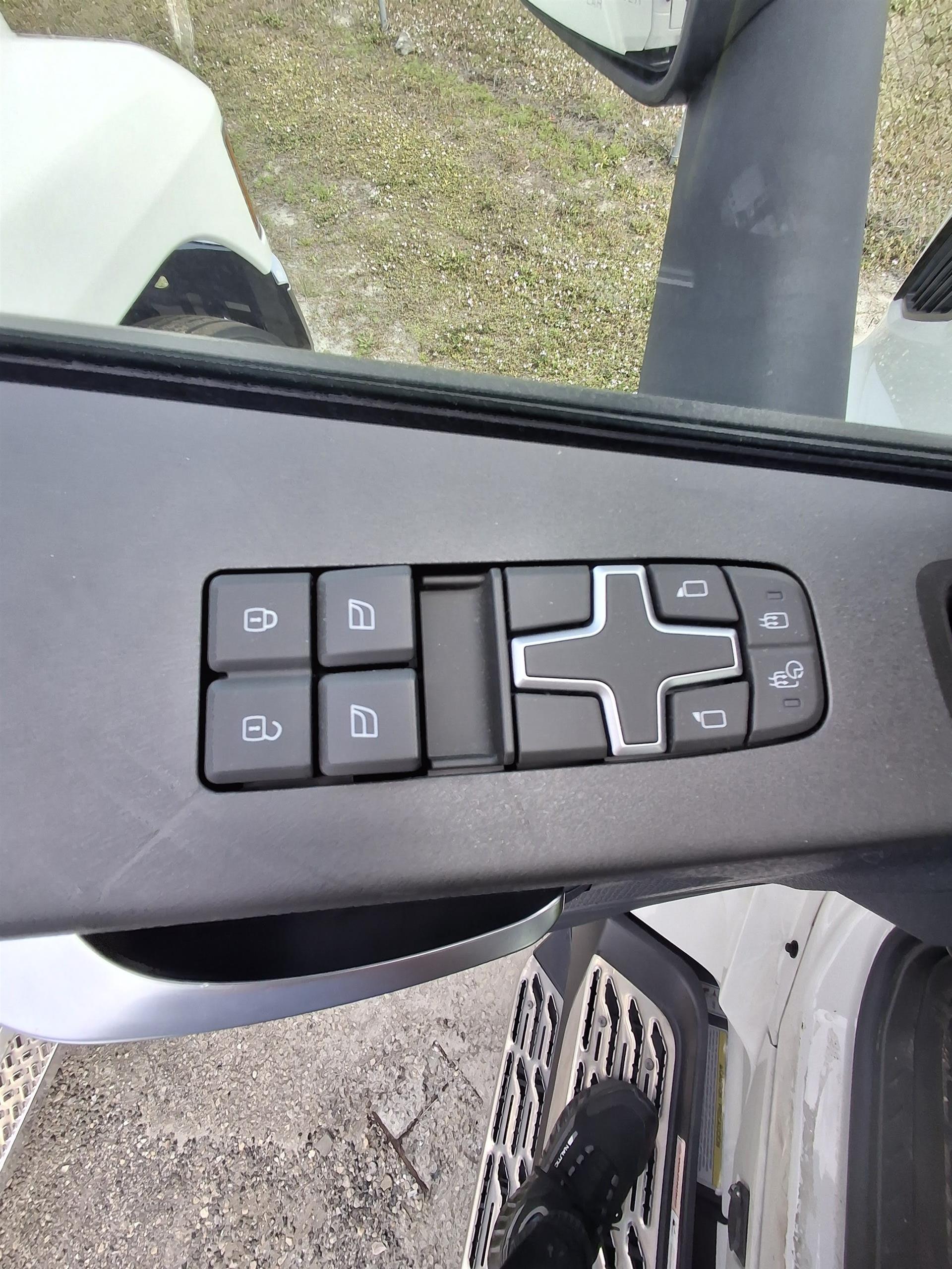 2025 Volvo - image 9