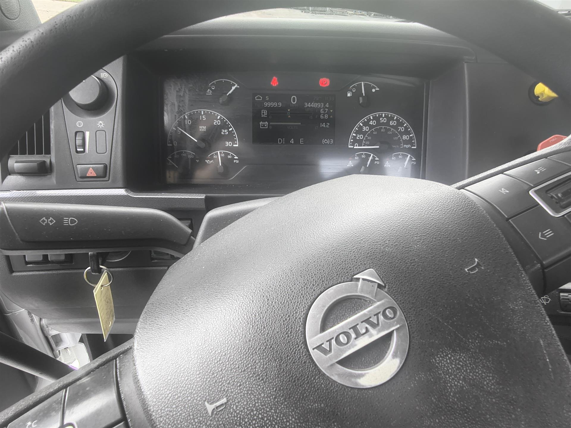 2020 Volvo - image 10