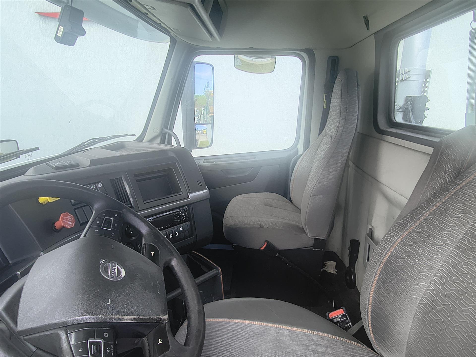 2020 Volvo - image 9