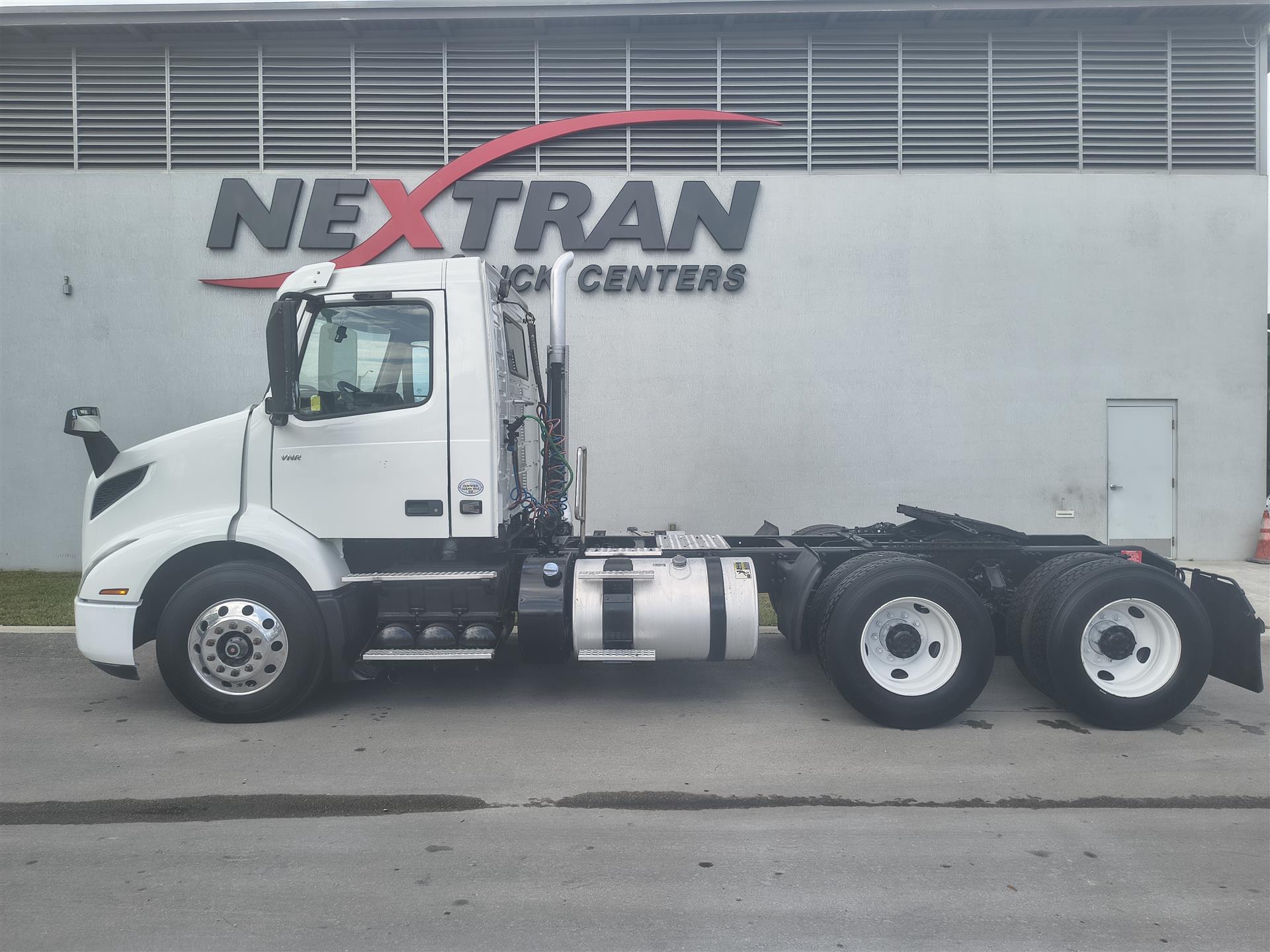 2020 Volvo - image 8