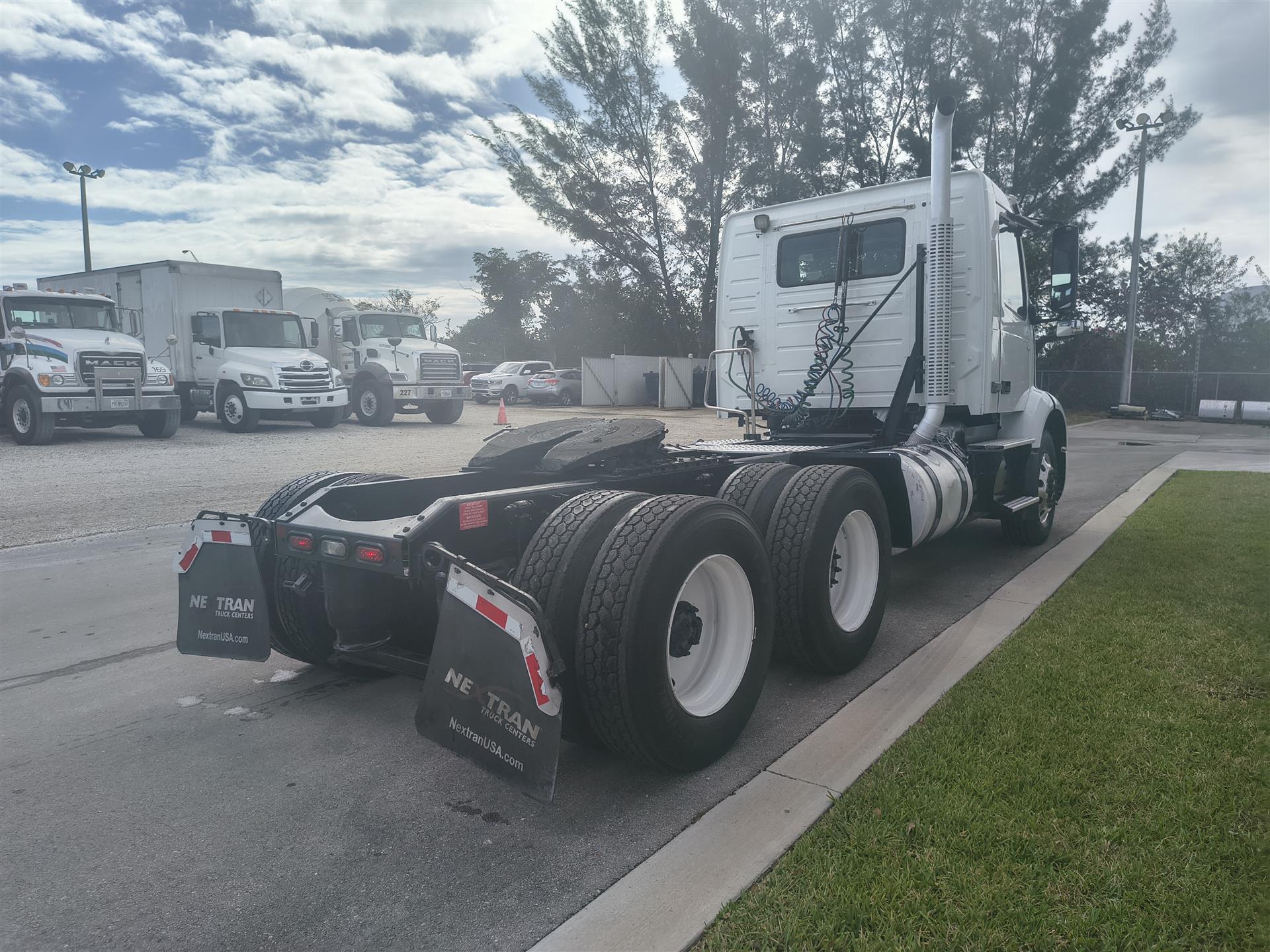 2020 Volvo - image 5