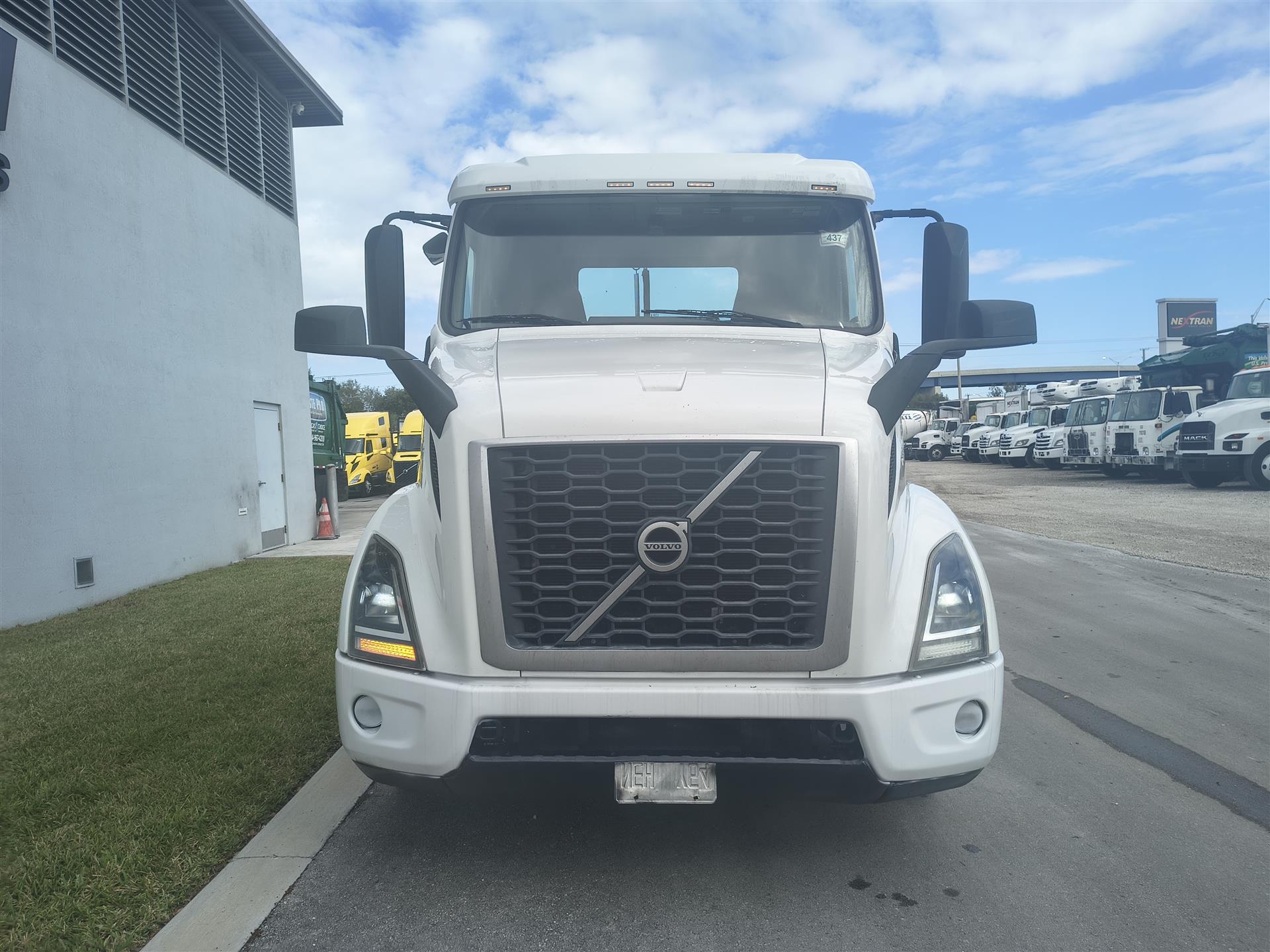 2020 Volvo - image 3