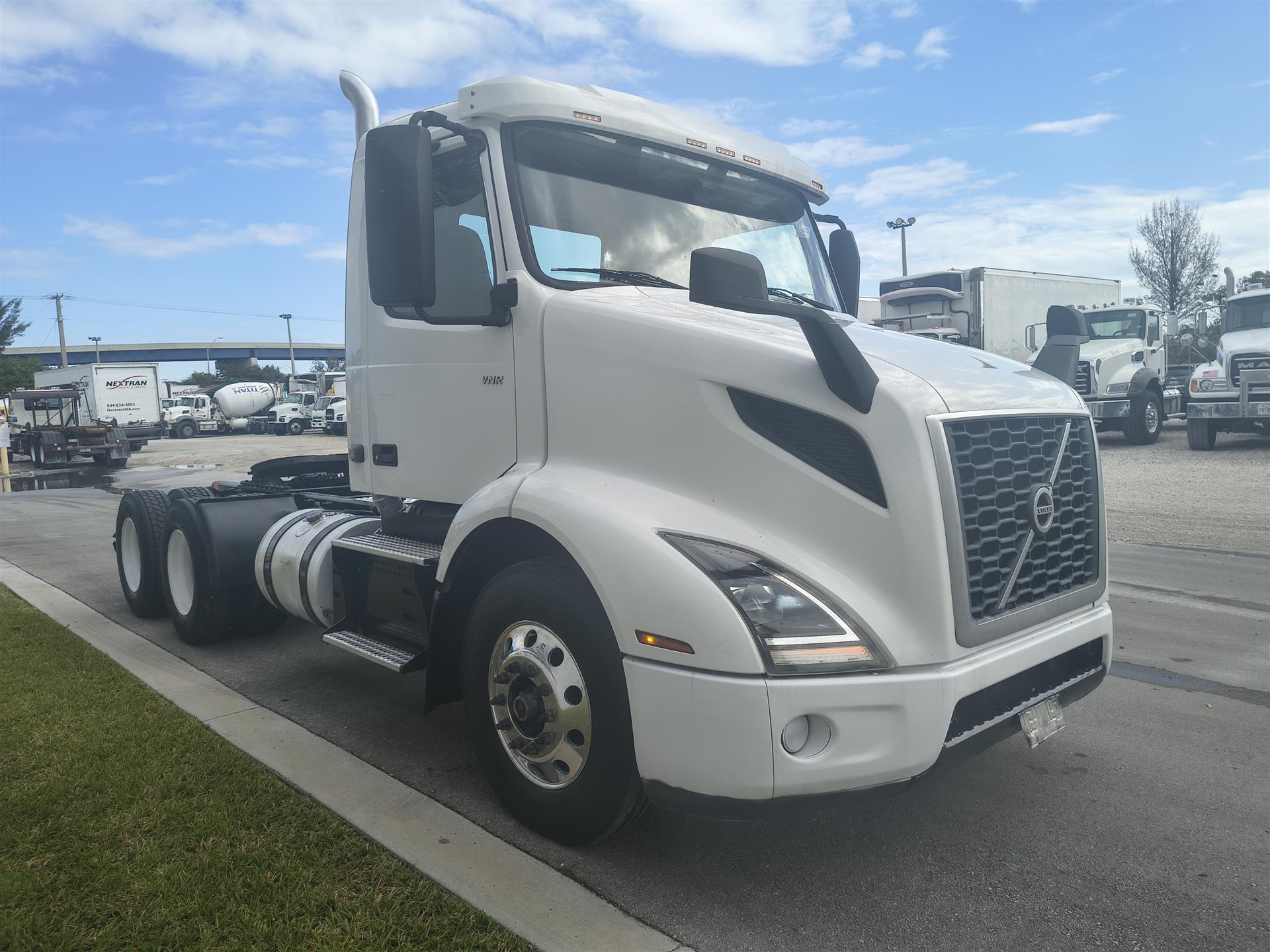 2020 Volvo - image 4