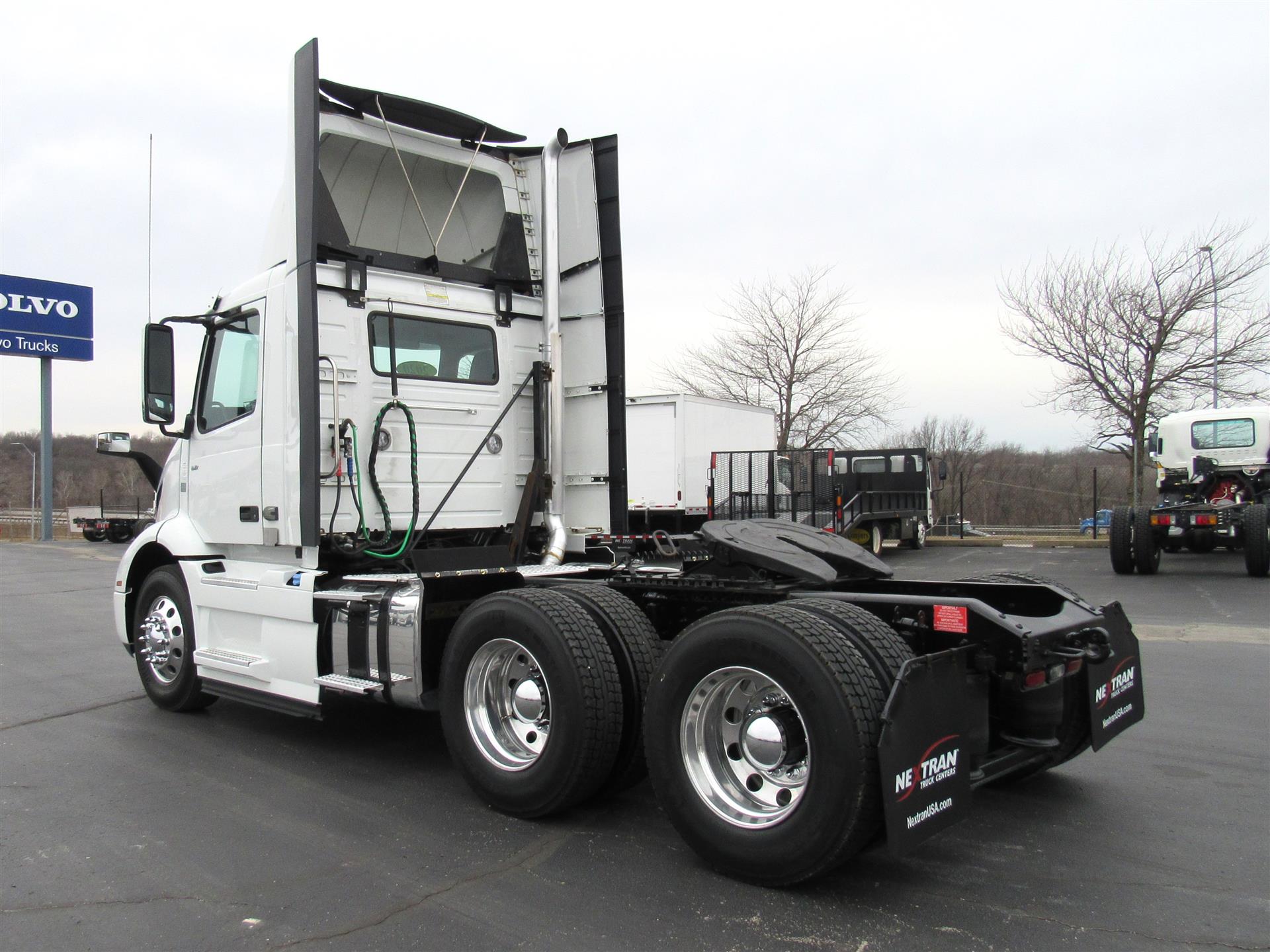 2020 Volvo - image 3