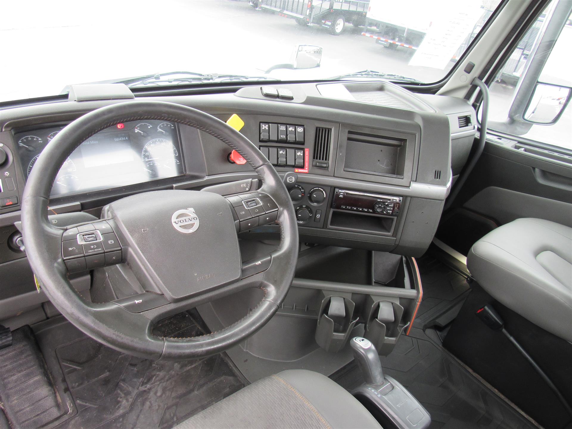 2020 Volvo - image 13