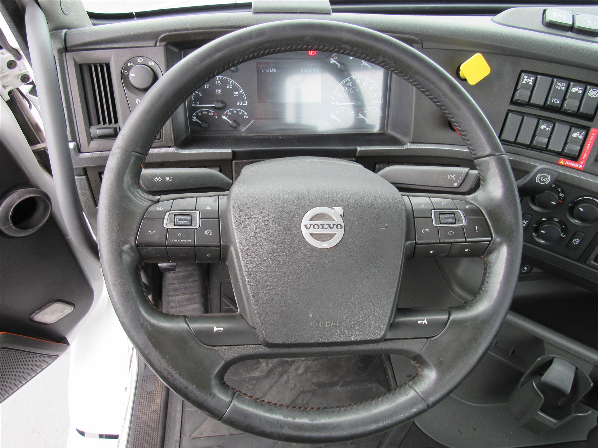 2020 Volvo - image 14