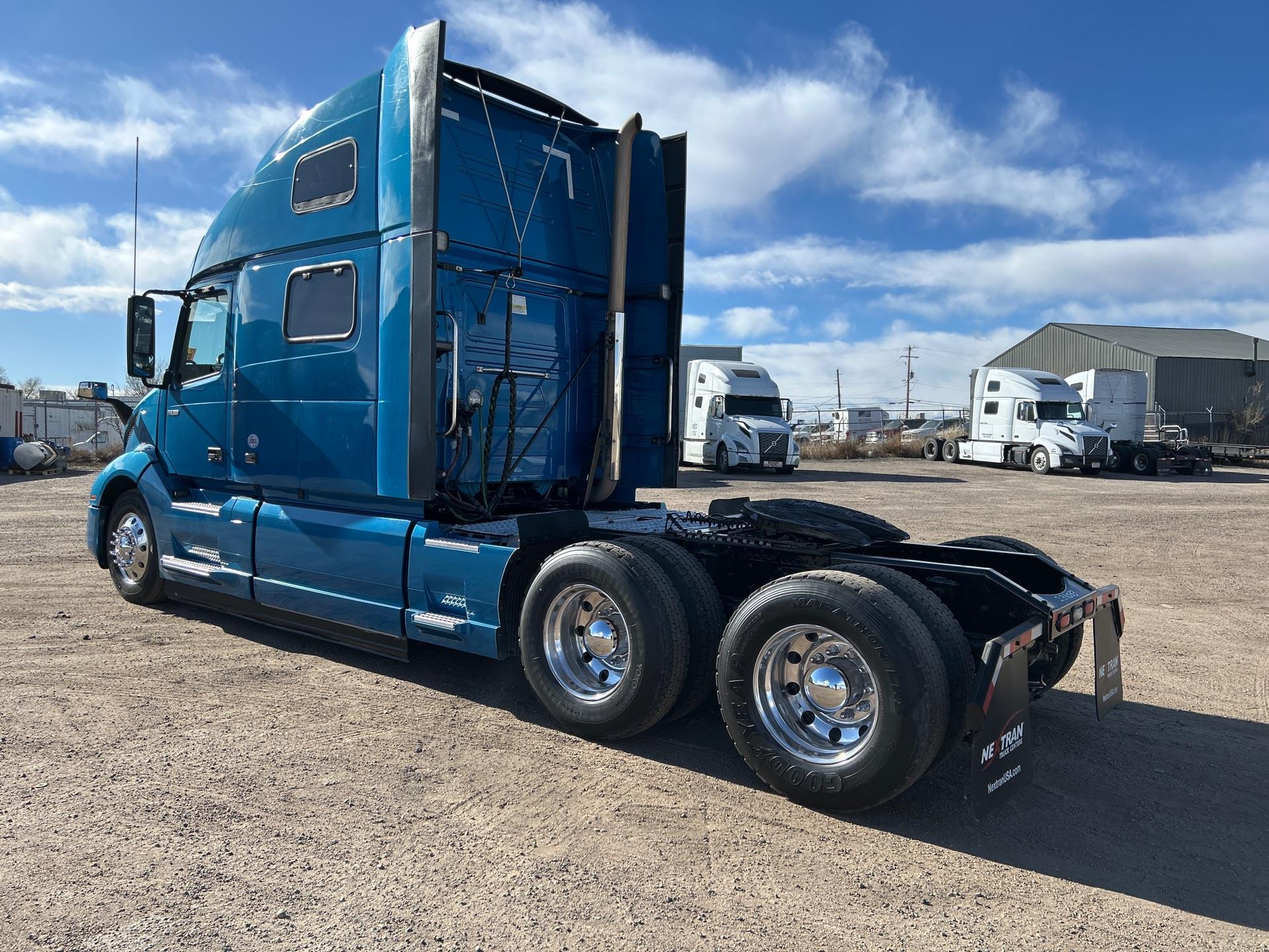 2020 Volvo - image 3