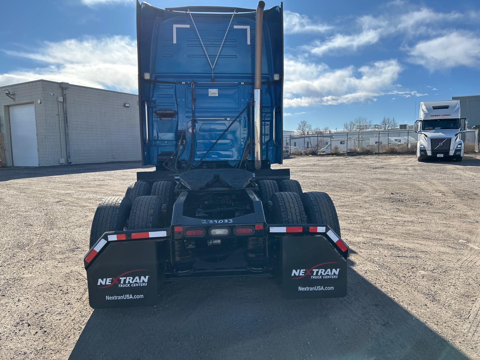 2020 Volvo - image 4