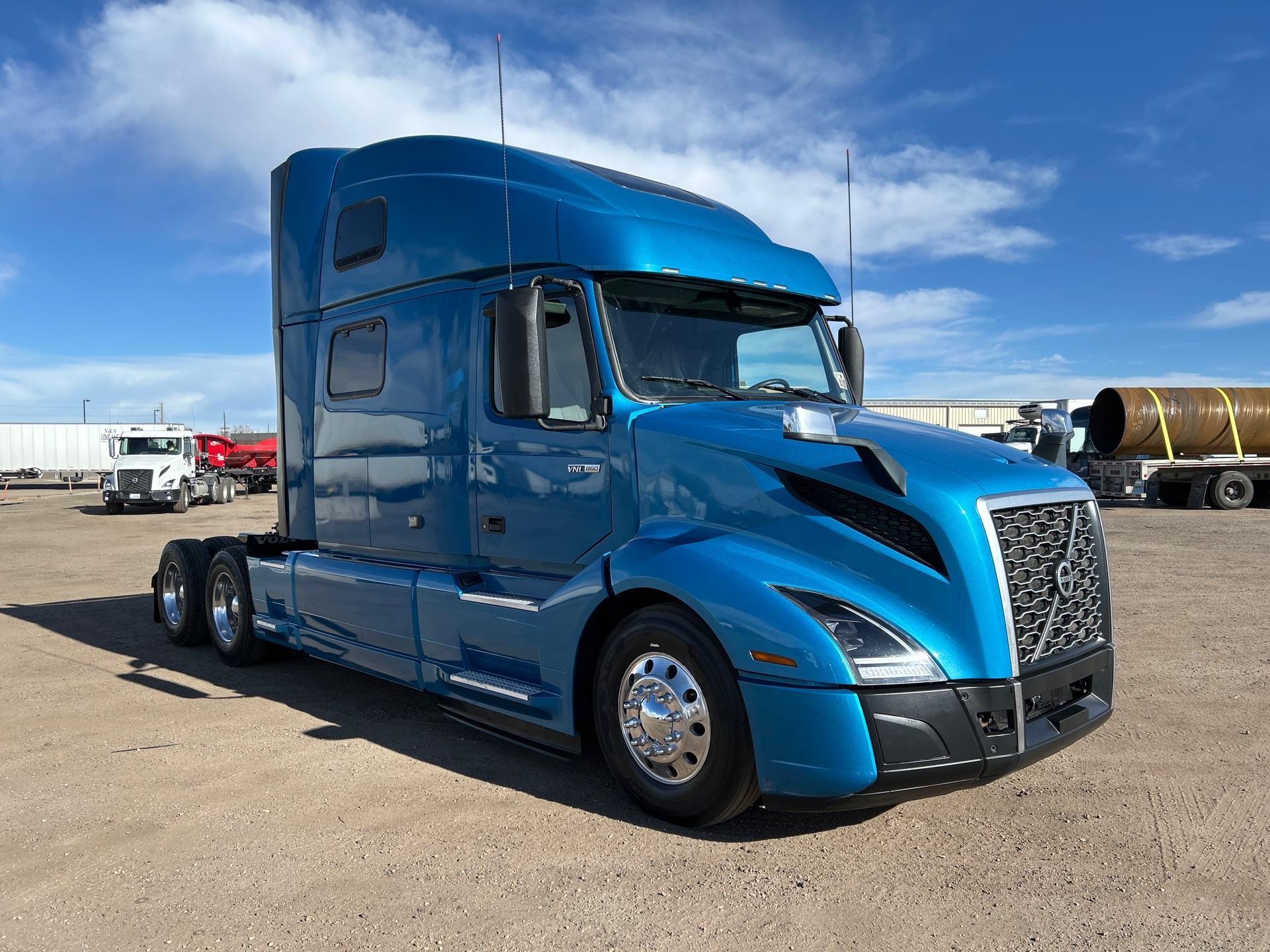 2020 Volvo - image 5