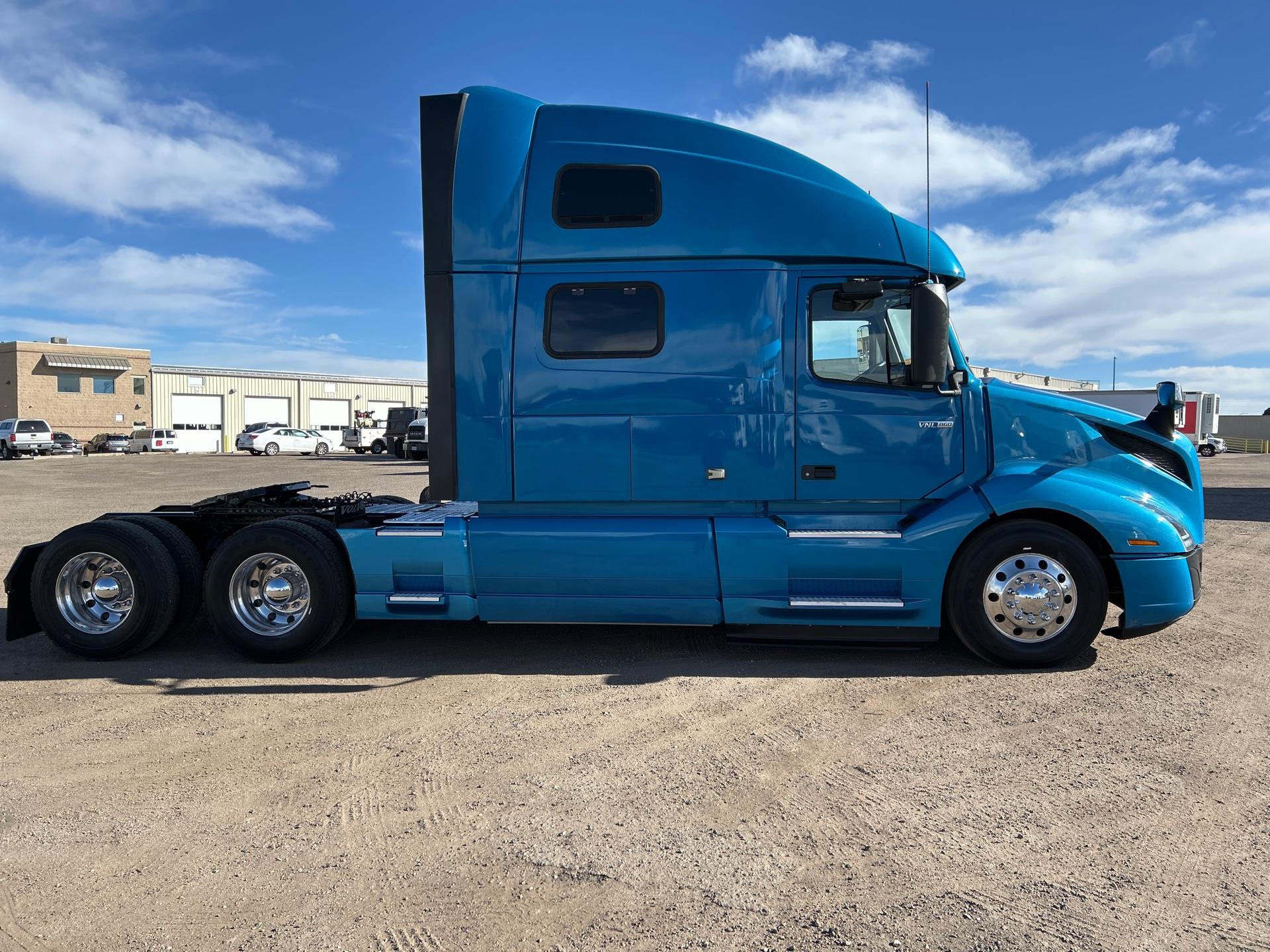 2020 Volvo - image 6