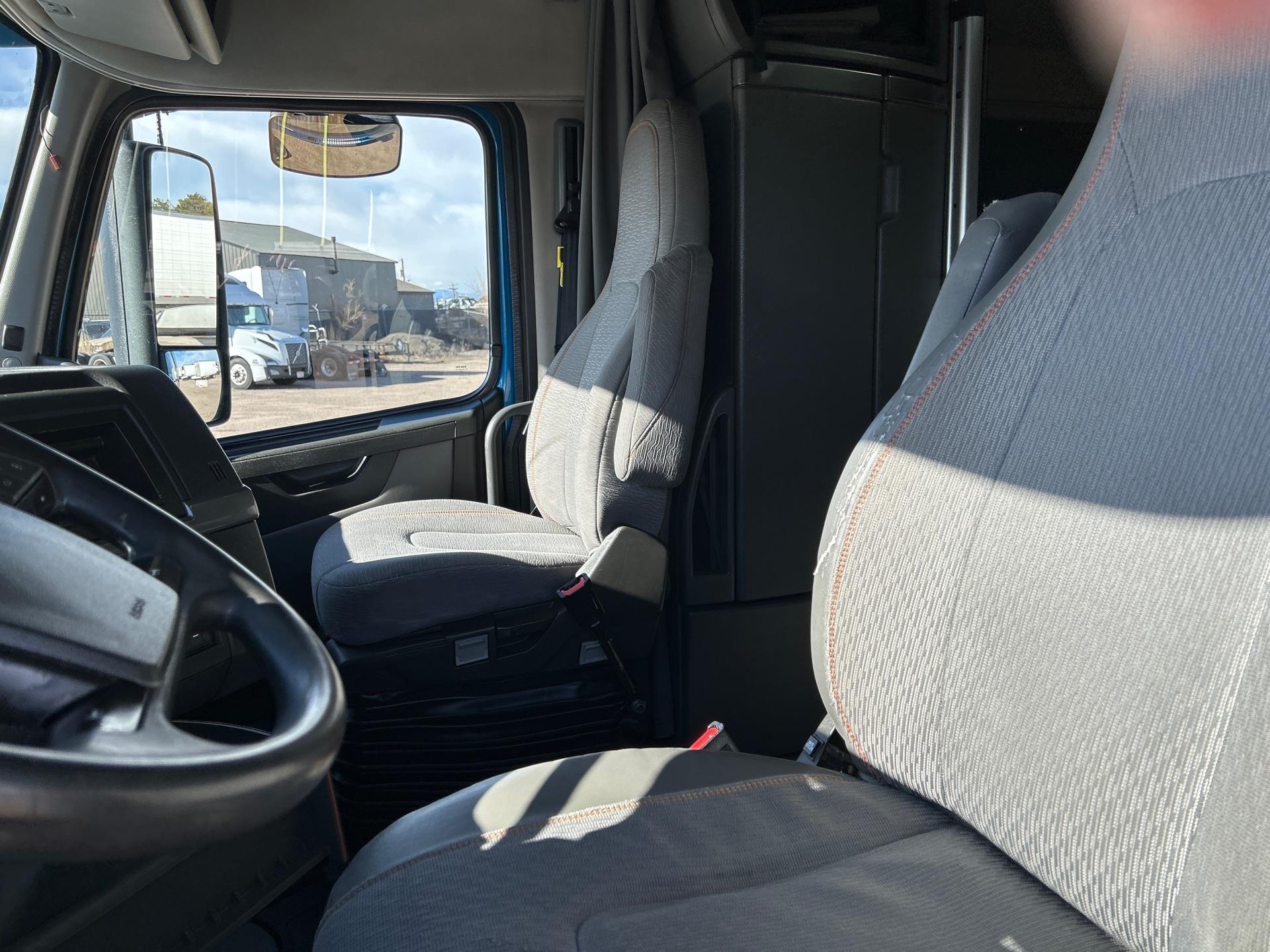 2020 Volvo - image 10