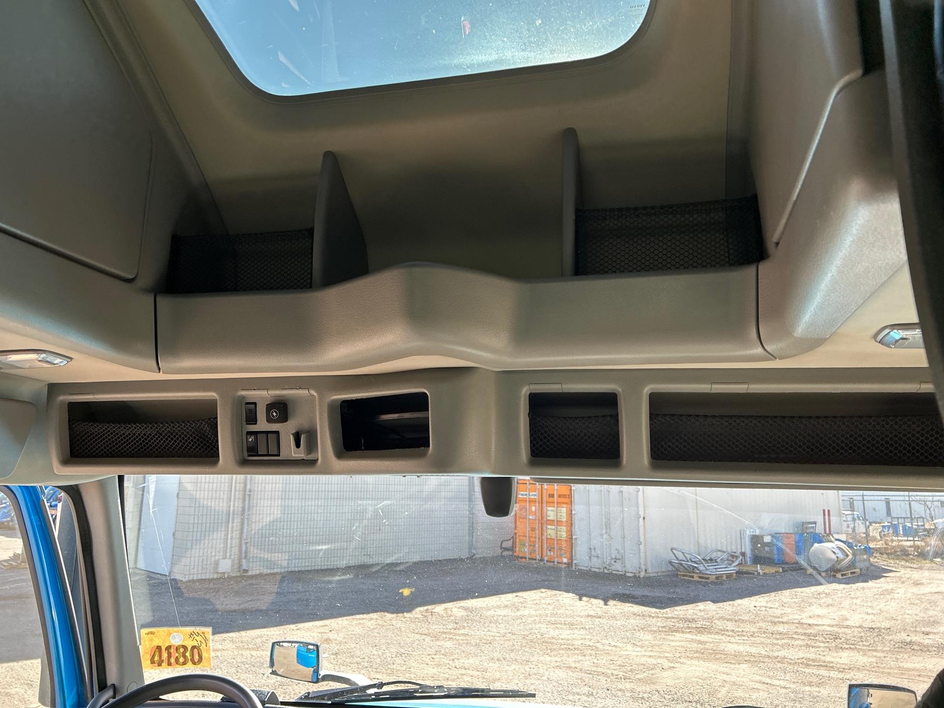 2020 Volvo - image 18