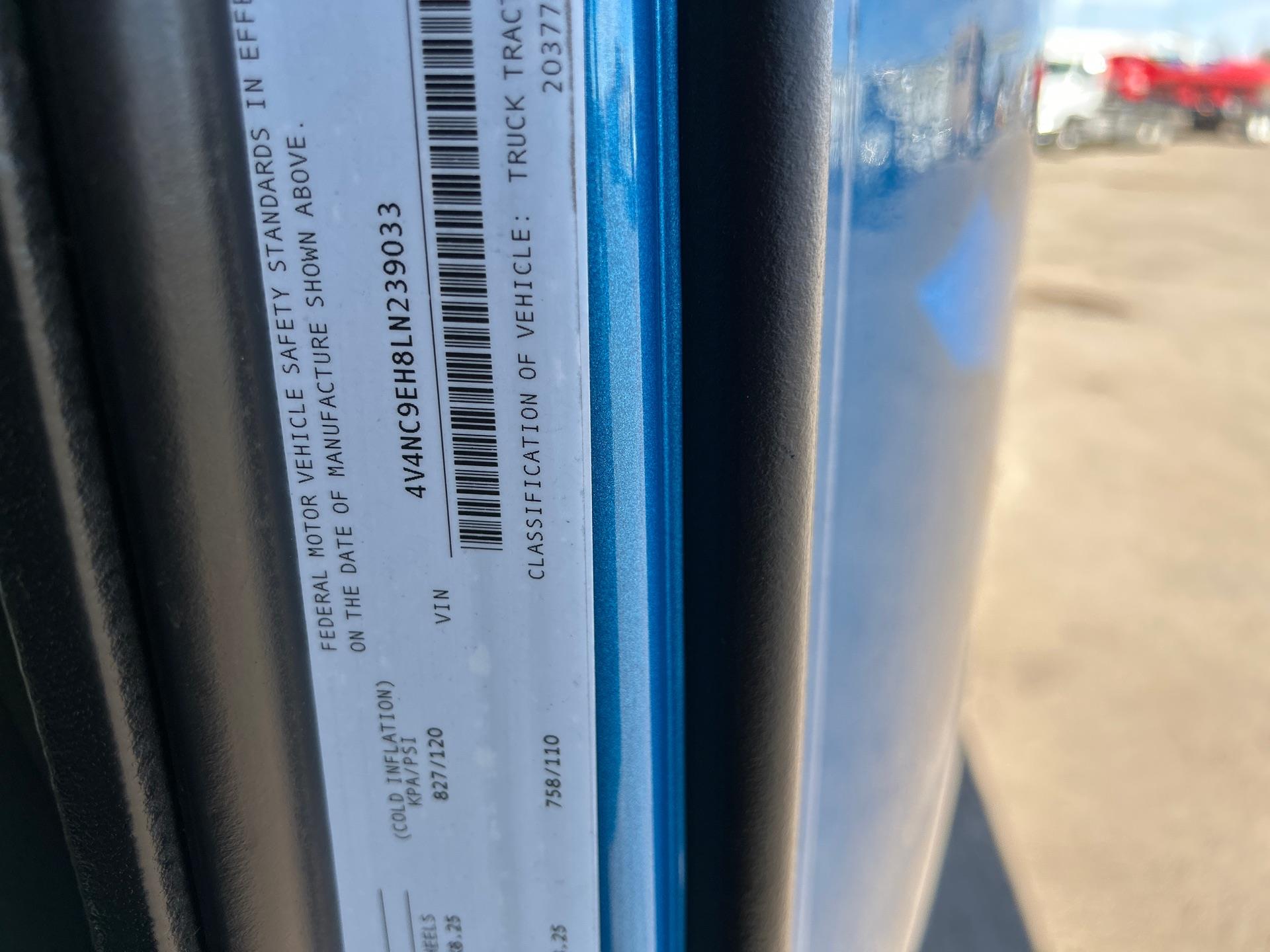 2020 Volvo - image 20