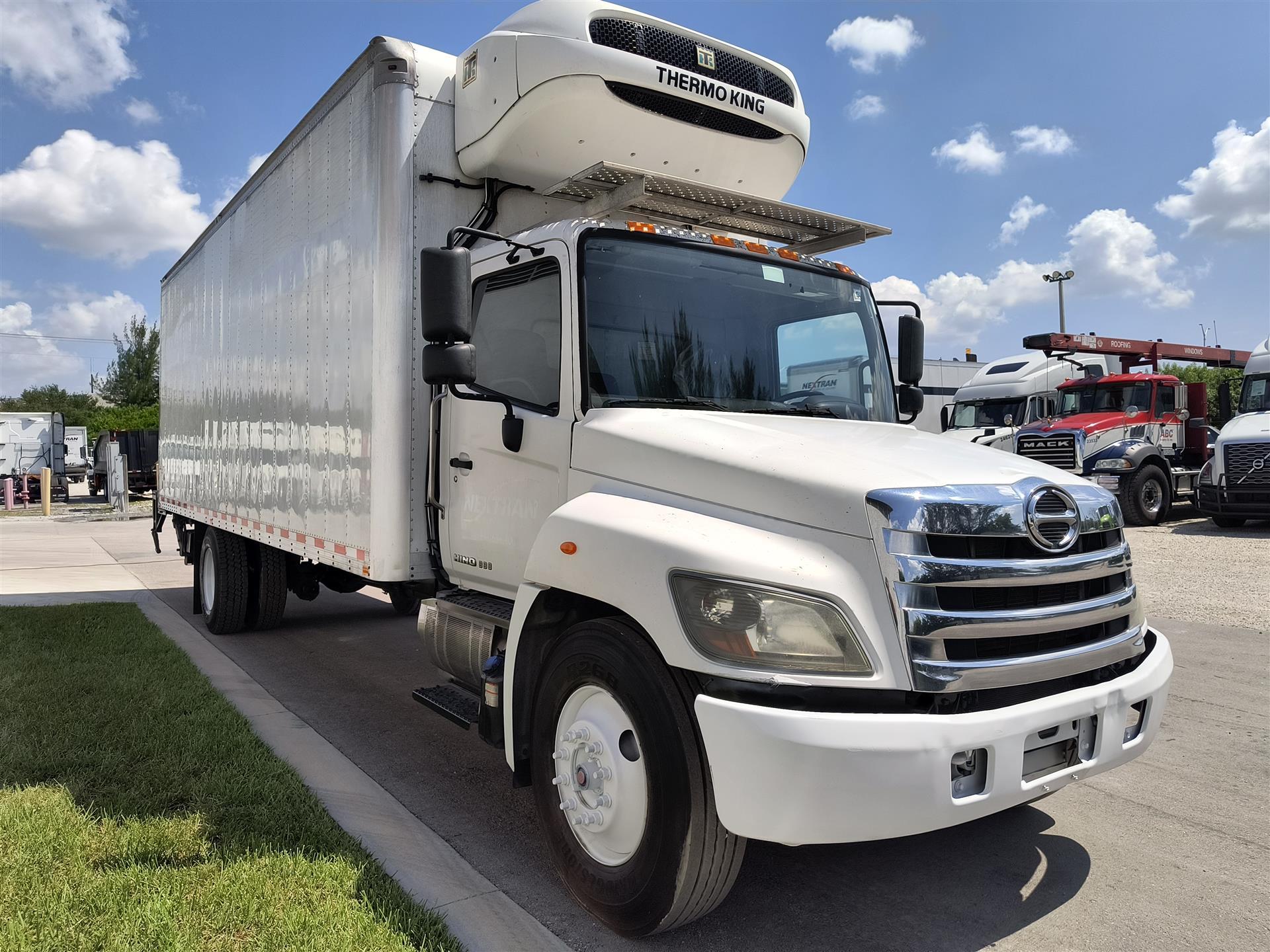2019 Hino 338 - image 4
