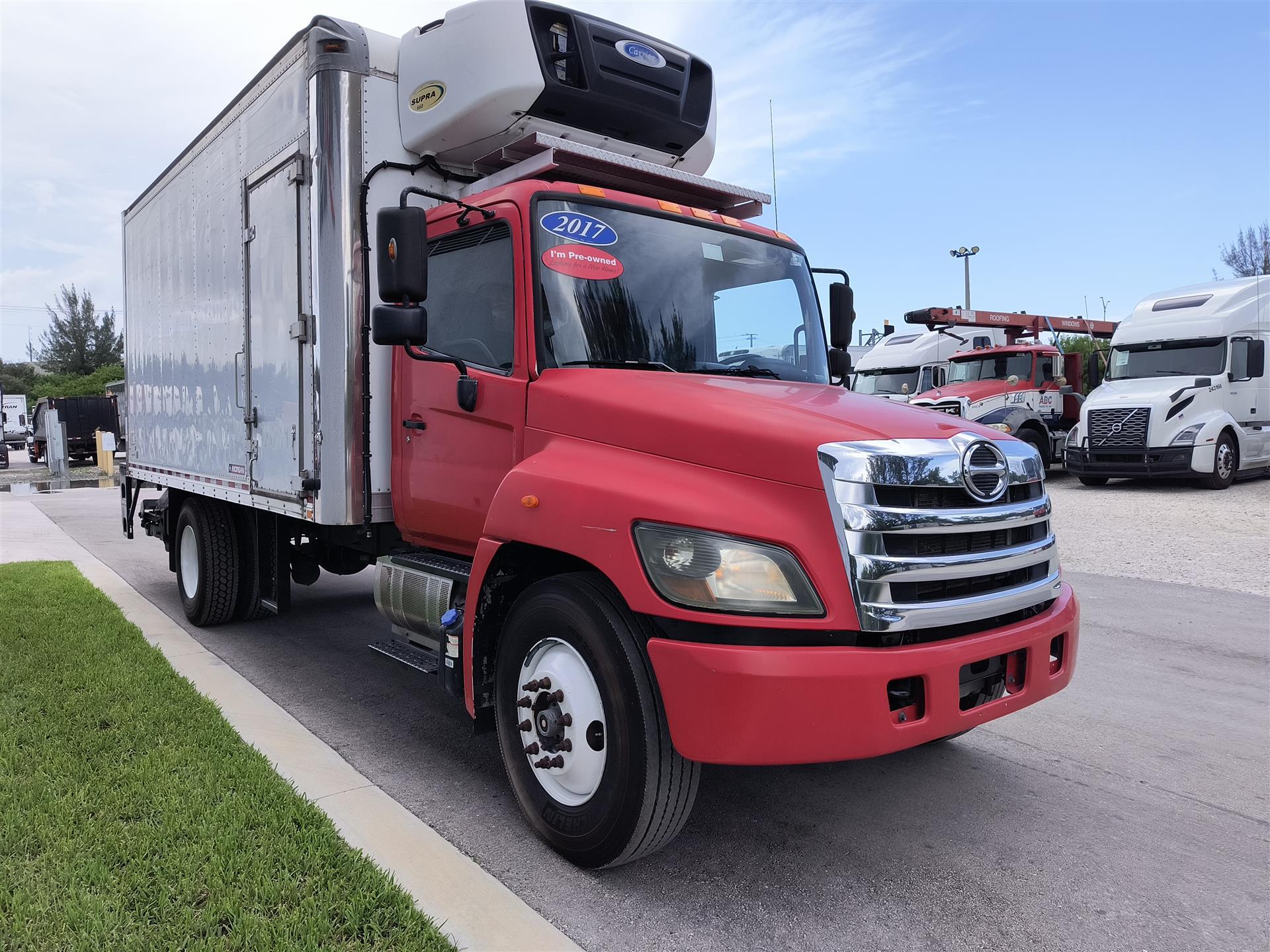 2017 Hino 268 - image 3